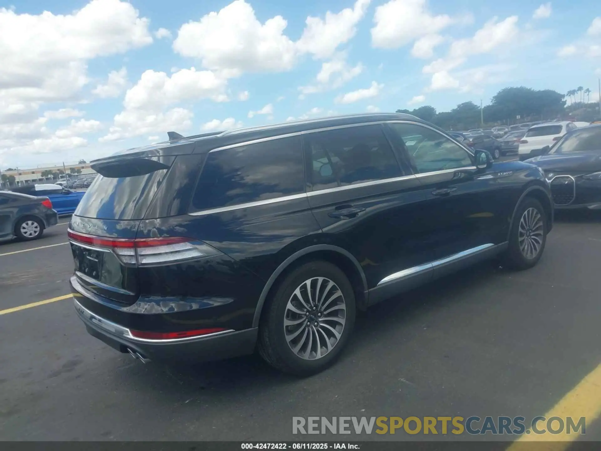 4 Photograph of a damaged car 5LM5J7WC0MGL12385 LINCOLN AVIATOR 2021