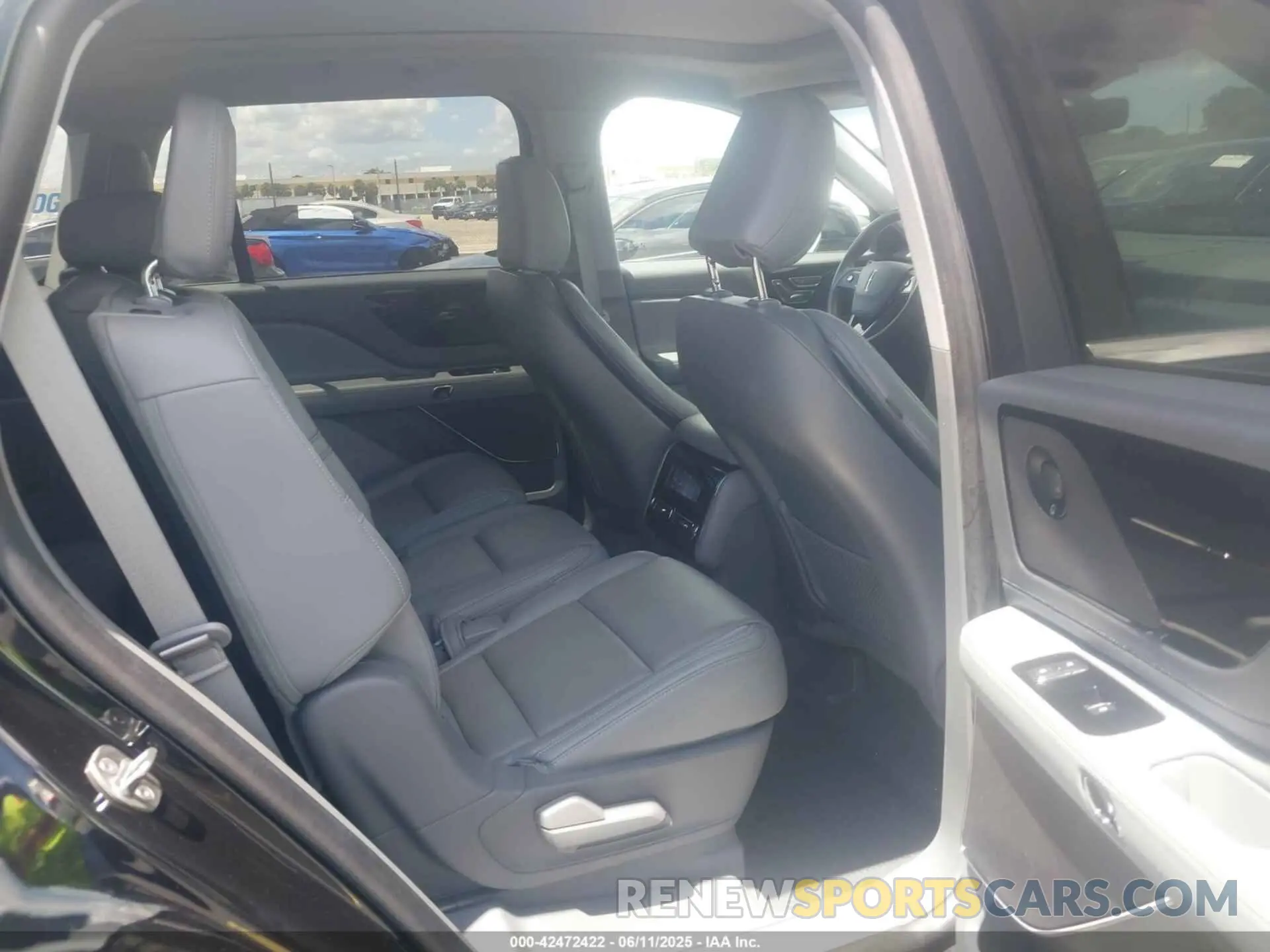 8 Photograph of a damaged car 5LM5J7WC0MGL12385 LINCOLN AVIATOR 2021