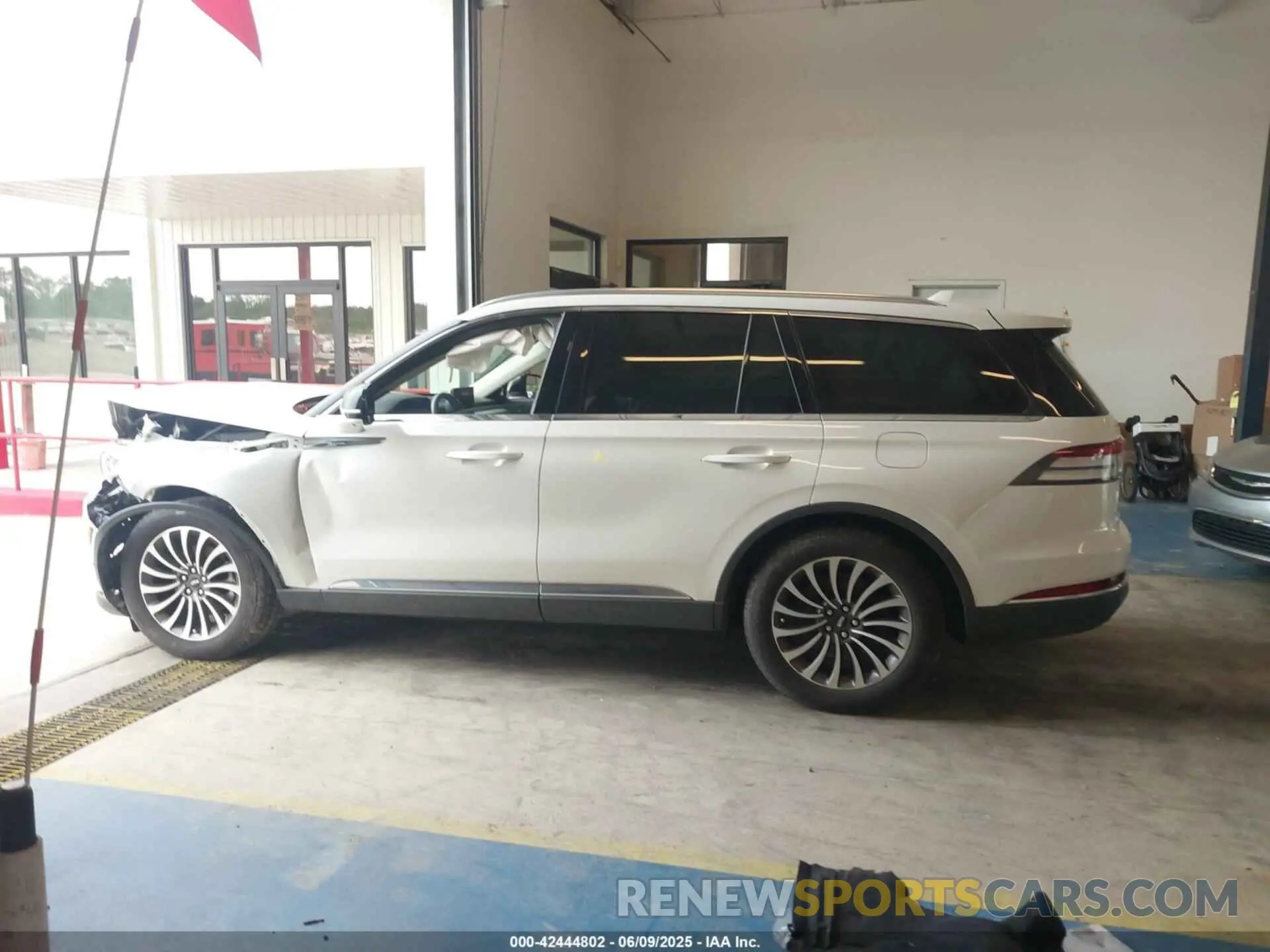 14 Photograph of a damaged car 5LM5J7WC3MGL00411 LINCOLN AVIATOR 2021