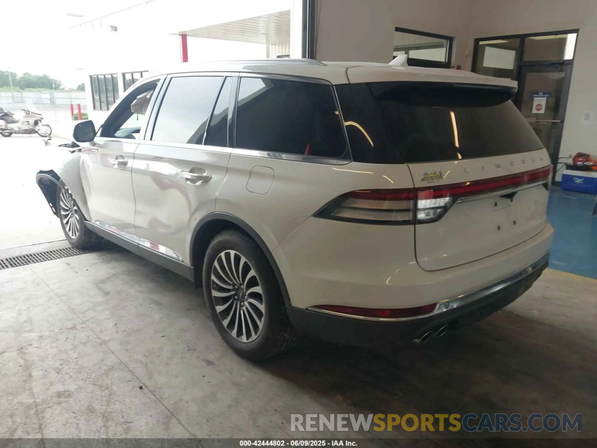 3 Photograph of a damaged car 5LM5J7WC3MGL00411 LINCOLN AVIATOR 2021