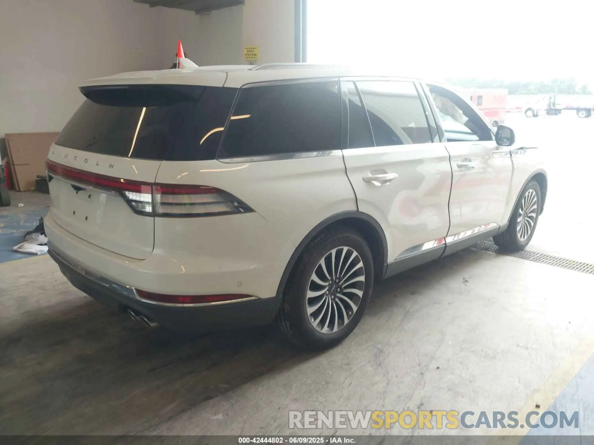 4 Photograph of a damaged car 5LM5J7WC3MGL00411 LINCOLN AVIATOR 2021
