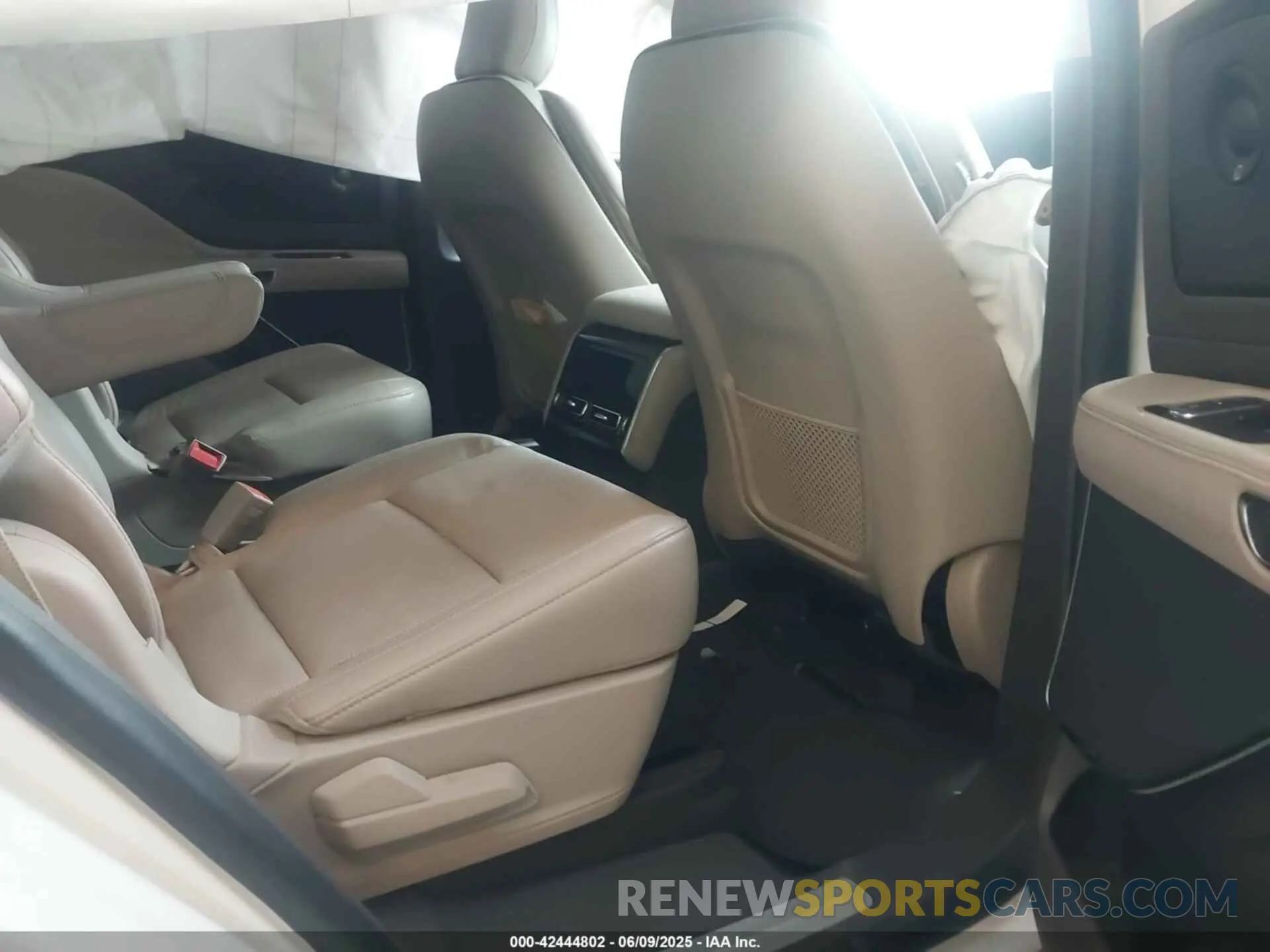 8 Photograph of a damaged car 5LM5J7WC3MGL00411 LINCOLN AVIATOR 2021