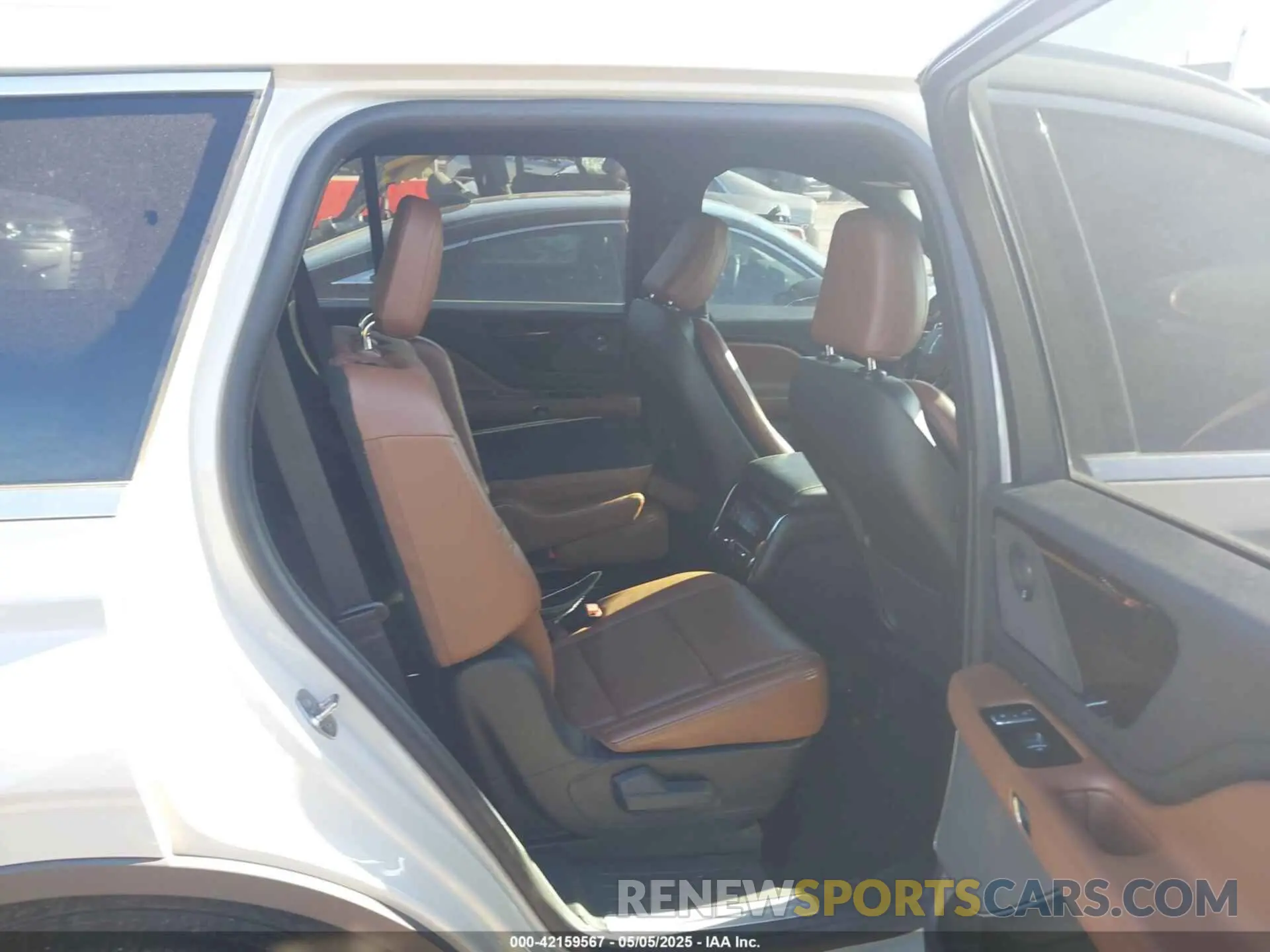 8 Photograph of a damaged car 5LM5J7WC6MGL12195 LINCOLN AVIATOR 2021