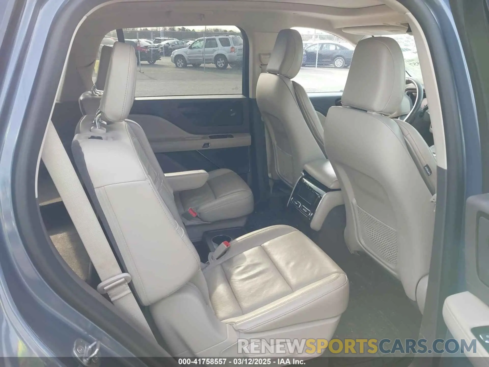 8 Photograph of a damaged car 5LM5J7XC1MGL09932 LINCOLN AVIATOR 2021
