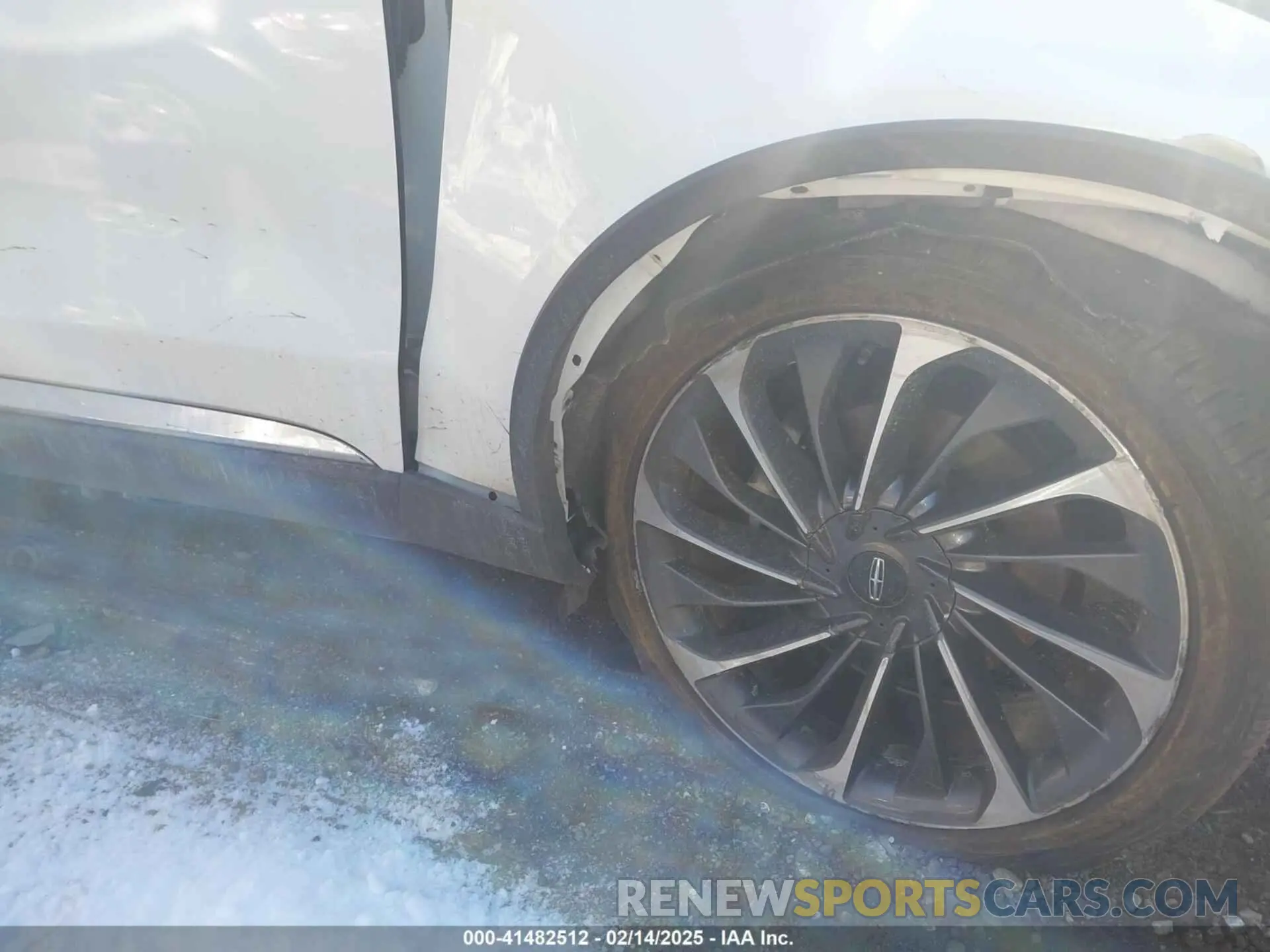 17 Photograph of a damaged car 5LM5J7XC3MGL08085 LINCOLN AVIATOR 2021