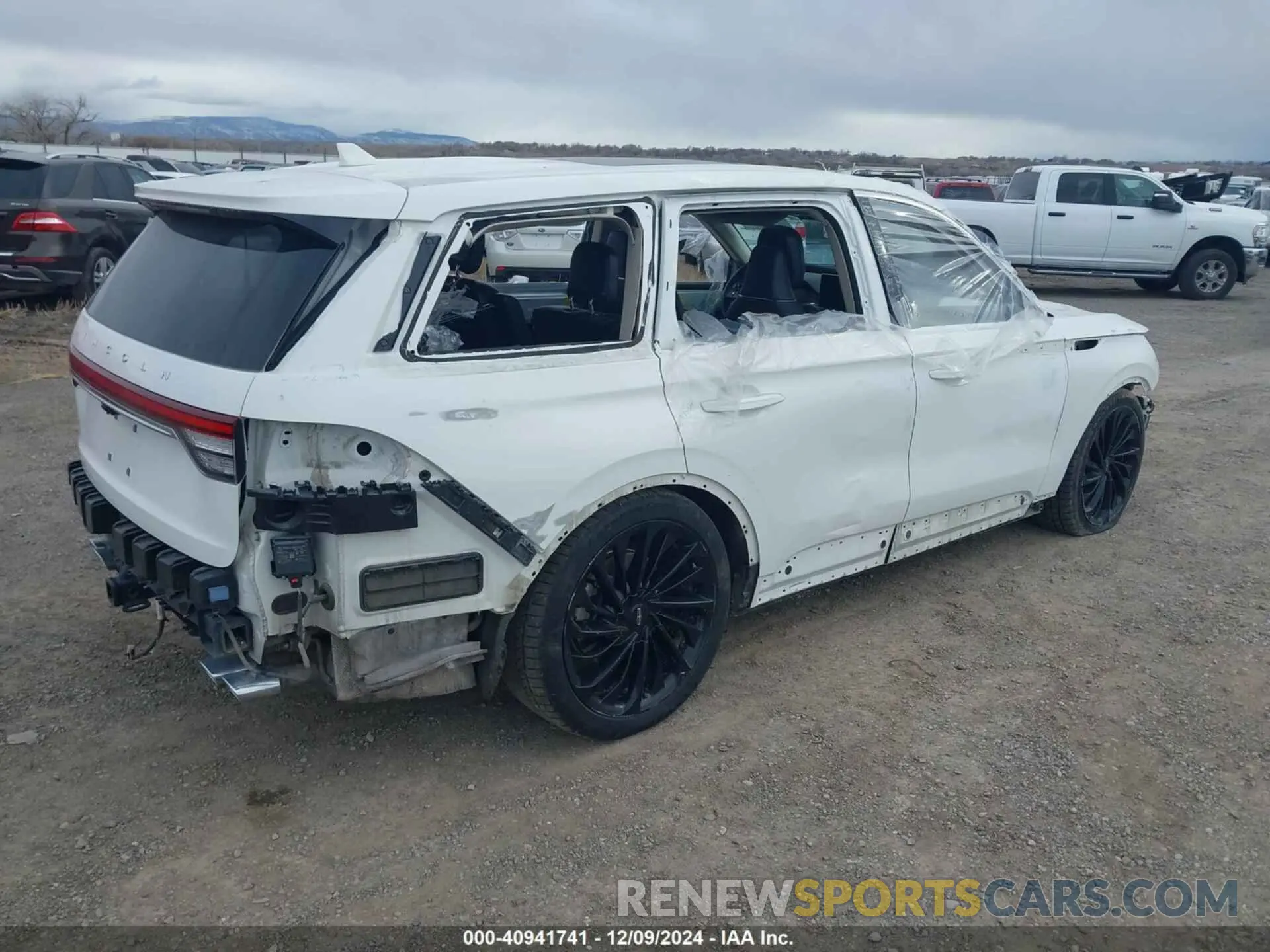 4 Photograph of a damaged car 5LM5J7XC4MGL08385 LINCOLN AVIATOR 2021