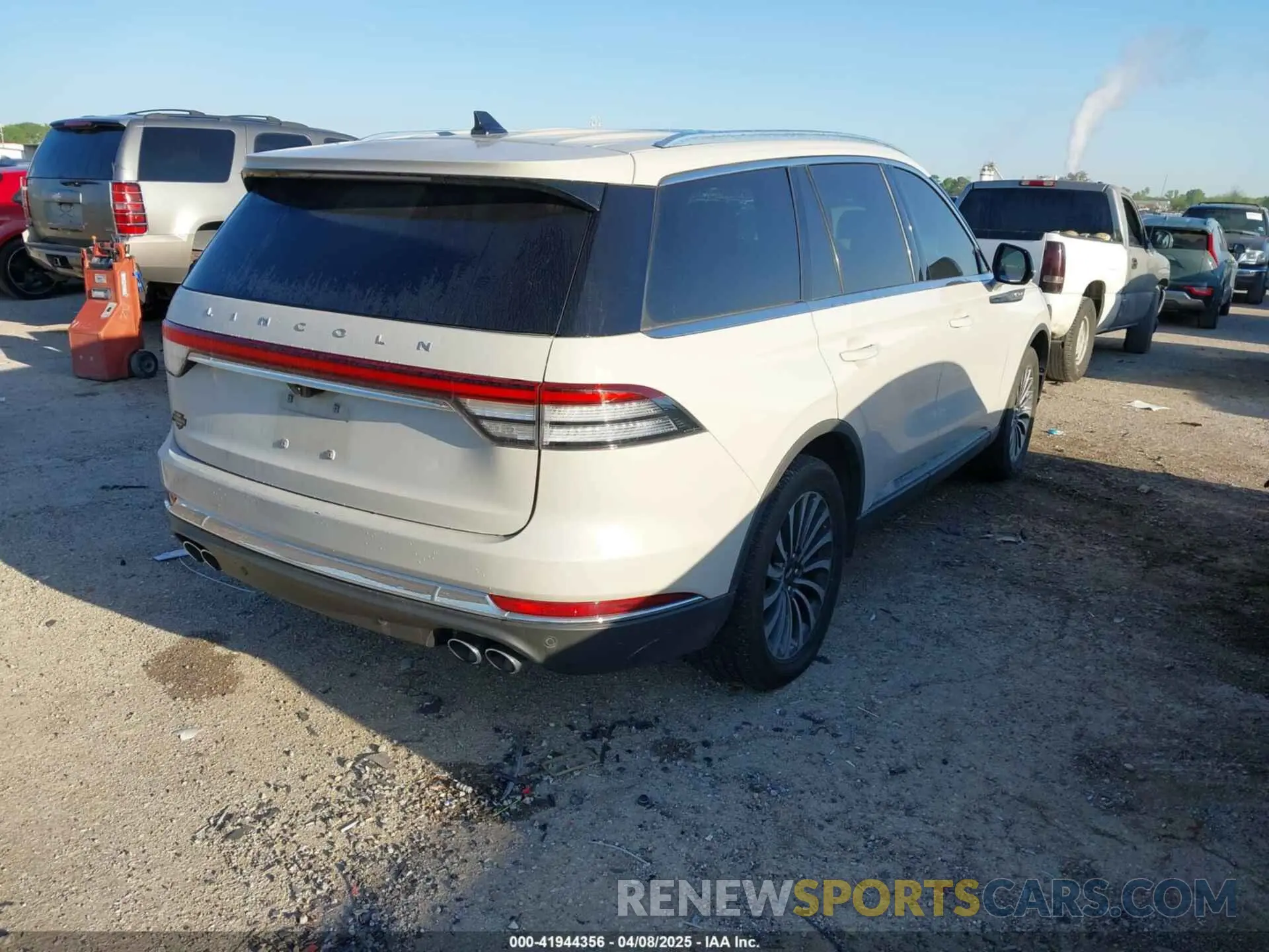 4 Photograph of a damaged car 5LM5J7XC5MGL02577 LINCOLN AVIATOR 2021