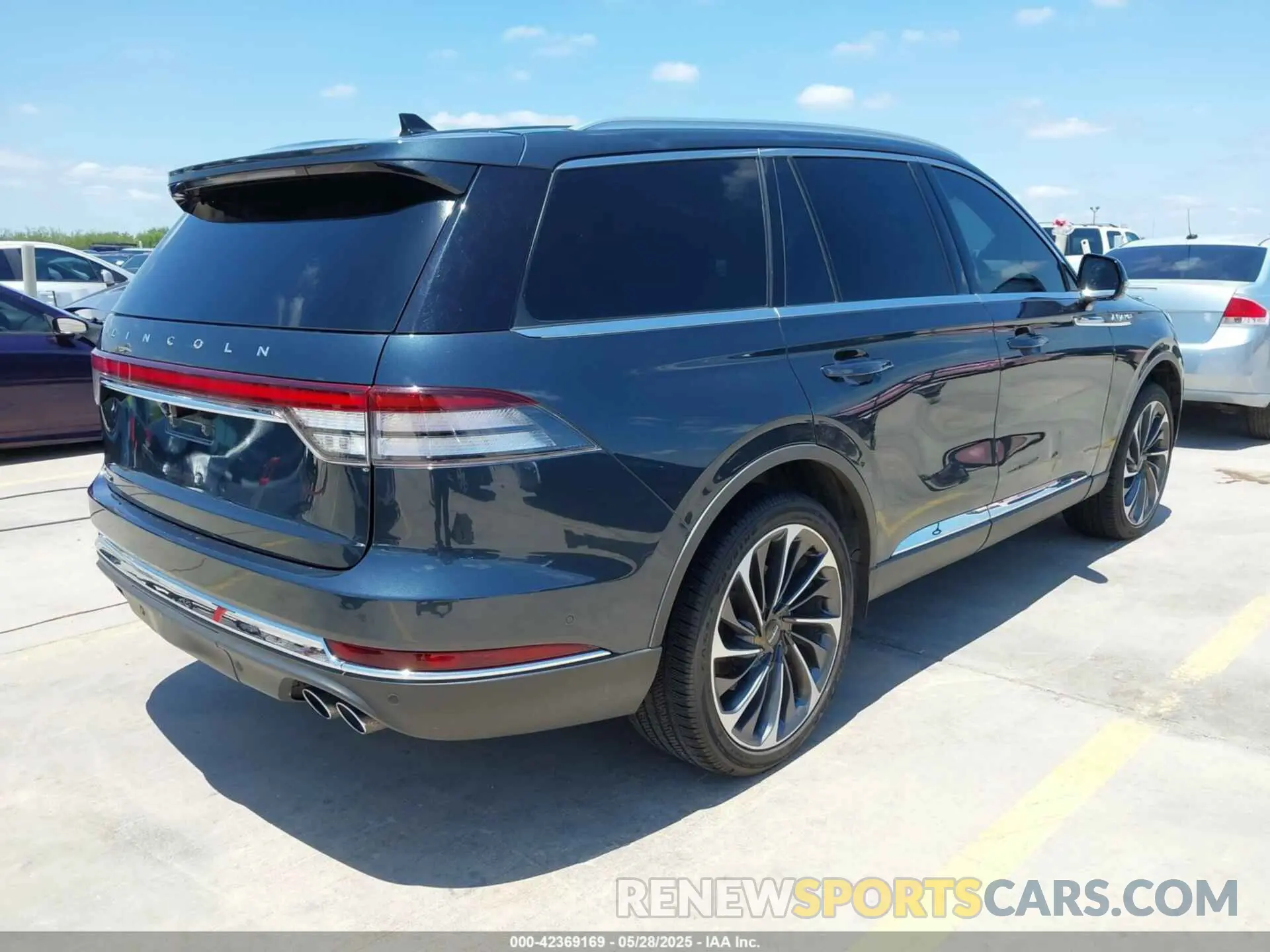 4 Photograph of a damaged car 5LM5J7XC6MGL09277 LINCOLN AVIATOR 2021