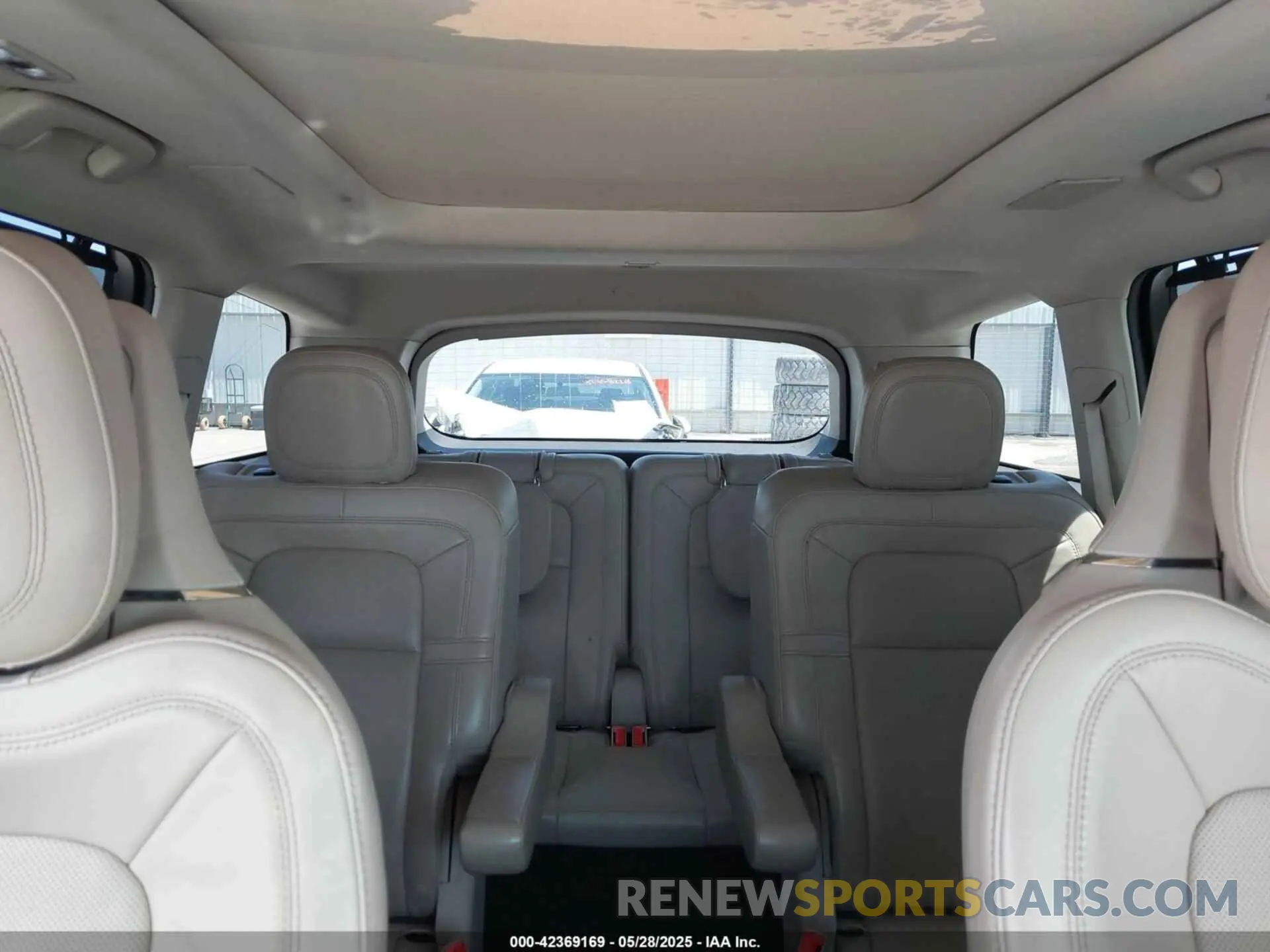 8 Photograph of a damaged car 5LM5J7XC6MGL09277 LINCOLN AVIATOR 2021