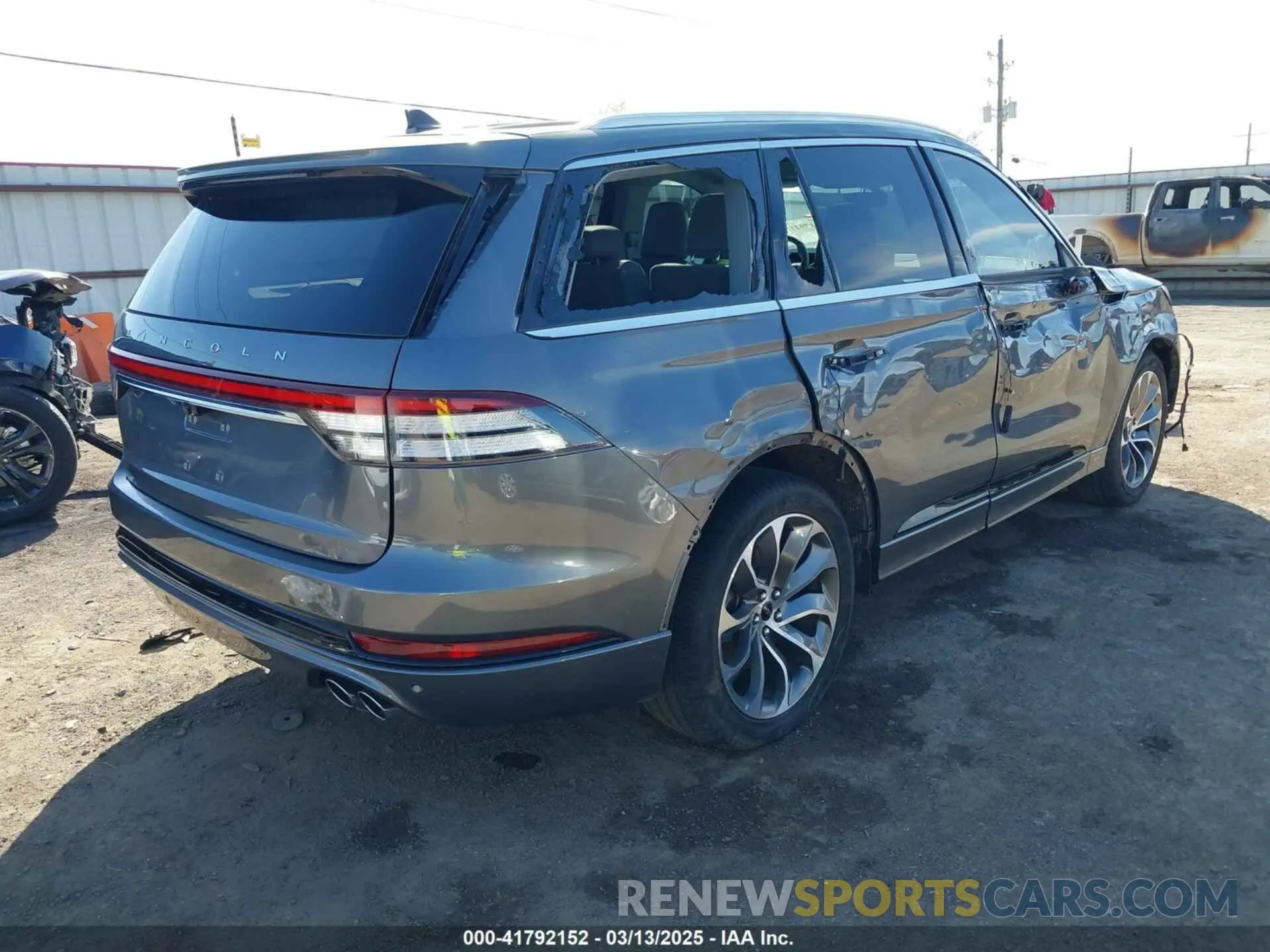 4 Photograph of a damaged car 5LMYJ8XY0MNL02044 LINCOLN AVIATOR 2021