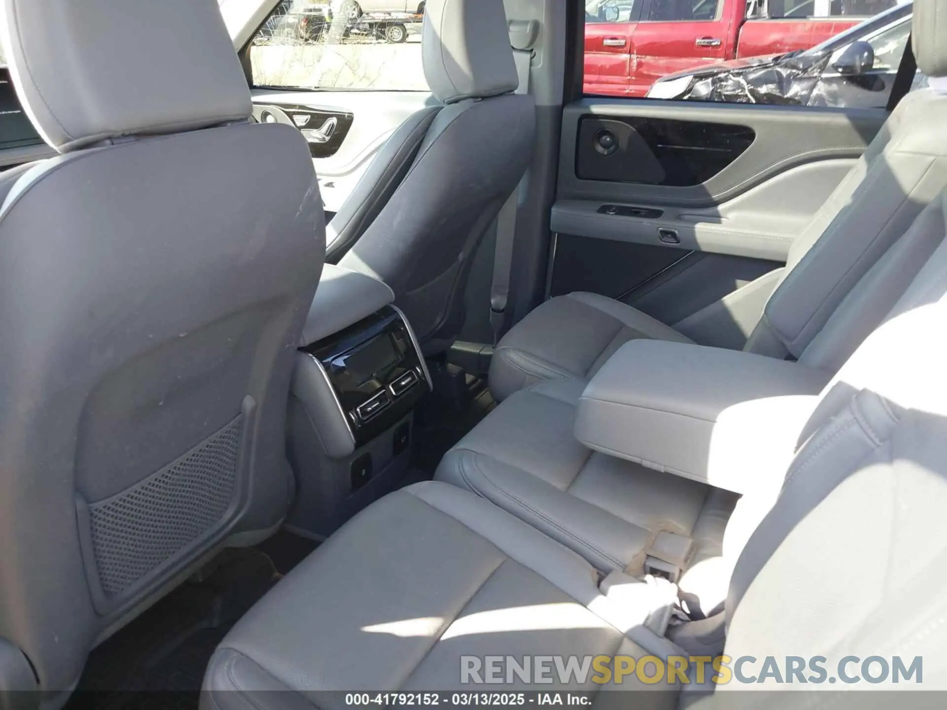 8 Photograph of a damaged car 5LMYJ8XY0MNL02044 LINCOLN AVIATOR 2021