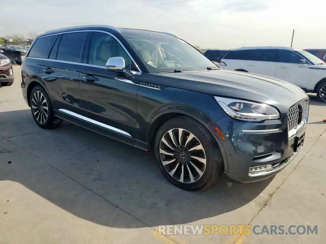 4 Photograph of a damaged car 5LMYJ9YY8MNL02233 LINCOLN AVIATOR 2021
