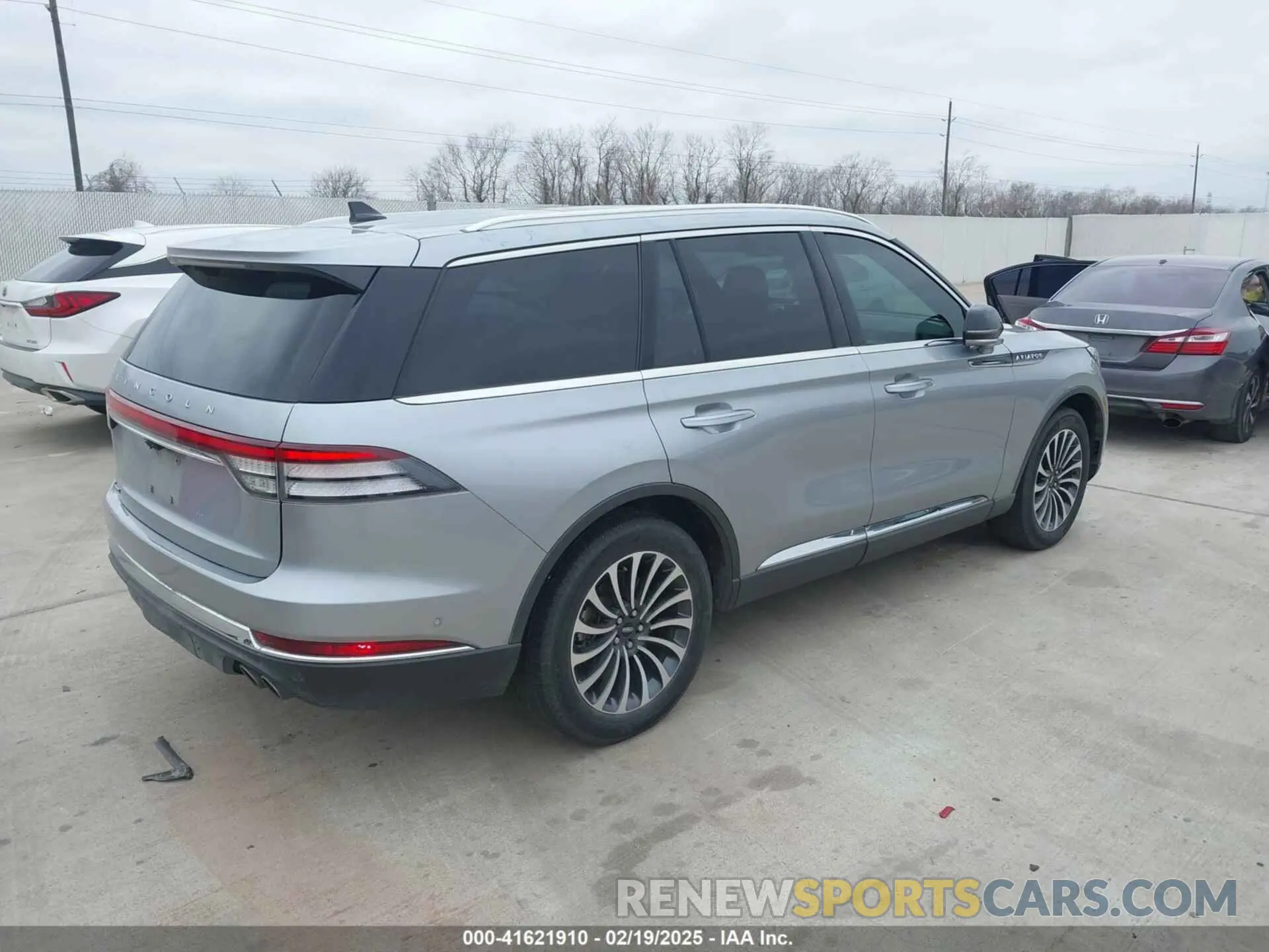 4 Photograph of a damaged car 5LM5J7WC3NGL22118 LINCOLN AVIATOR 2022