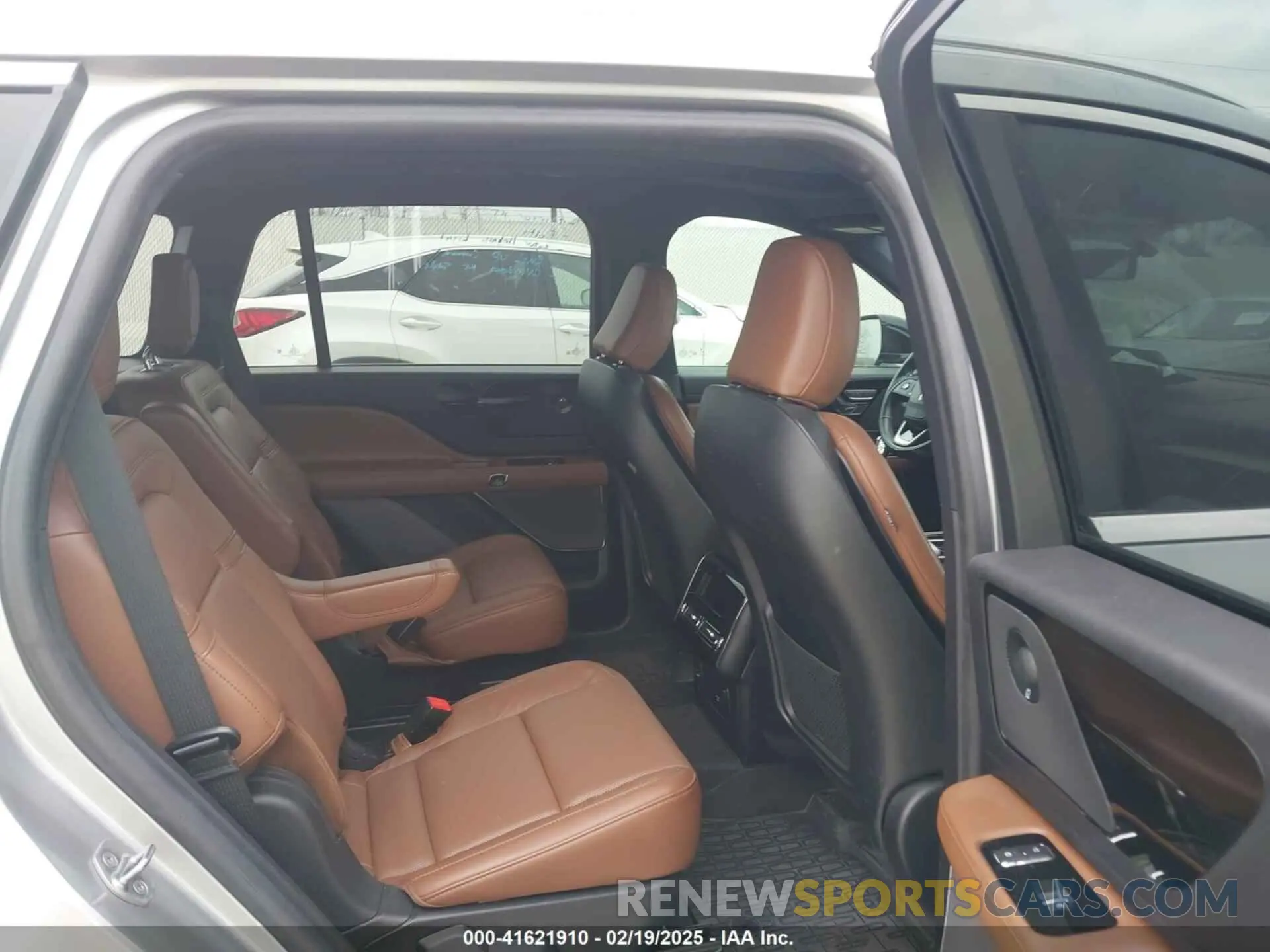 8 Photograph of a damaged car 5LM5J7WC3NGL22118 LINCOLN AVIATOR 2022
