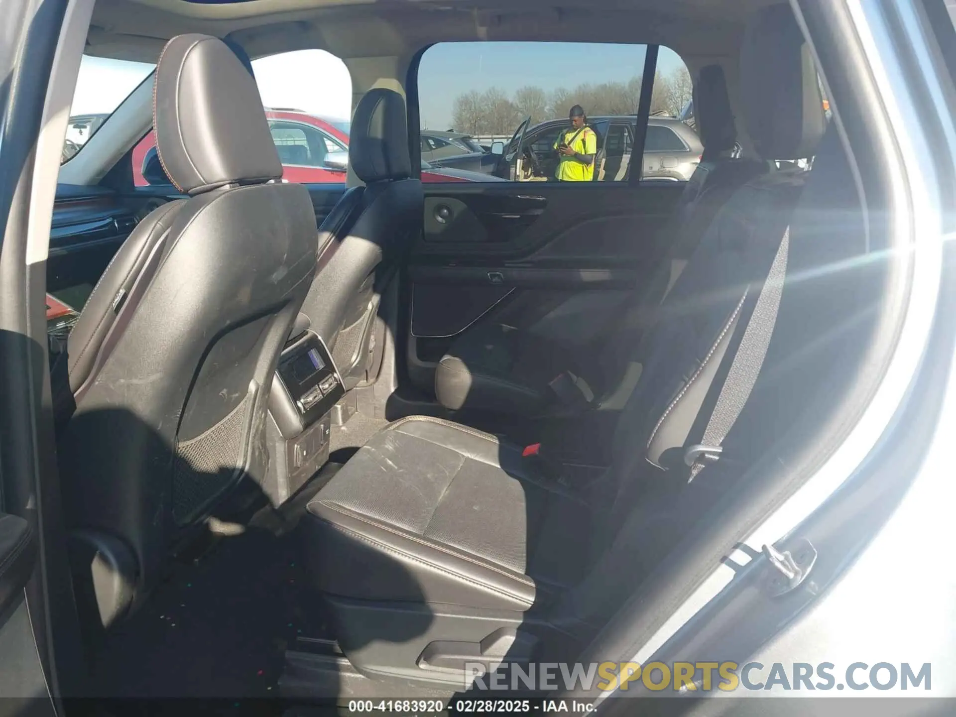 8 Photograph of a damaged car 5LM5J7WC4NGL16716 LINCOLN AVIATOR 2022