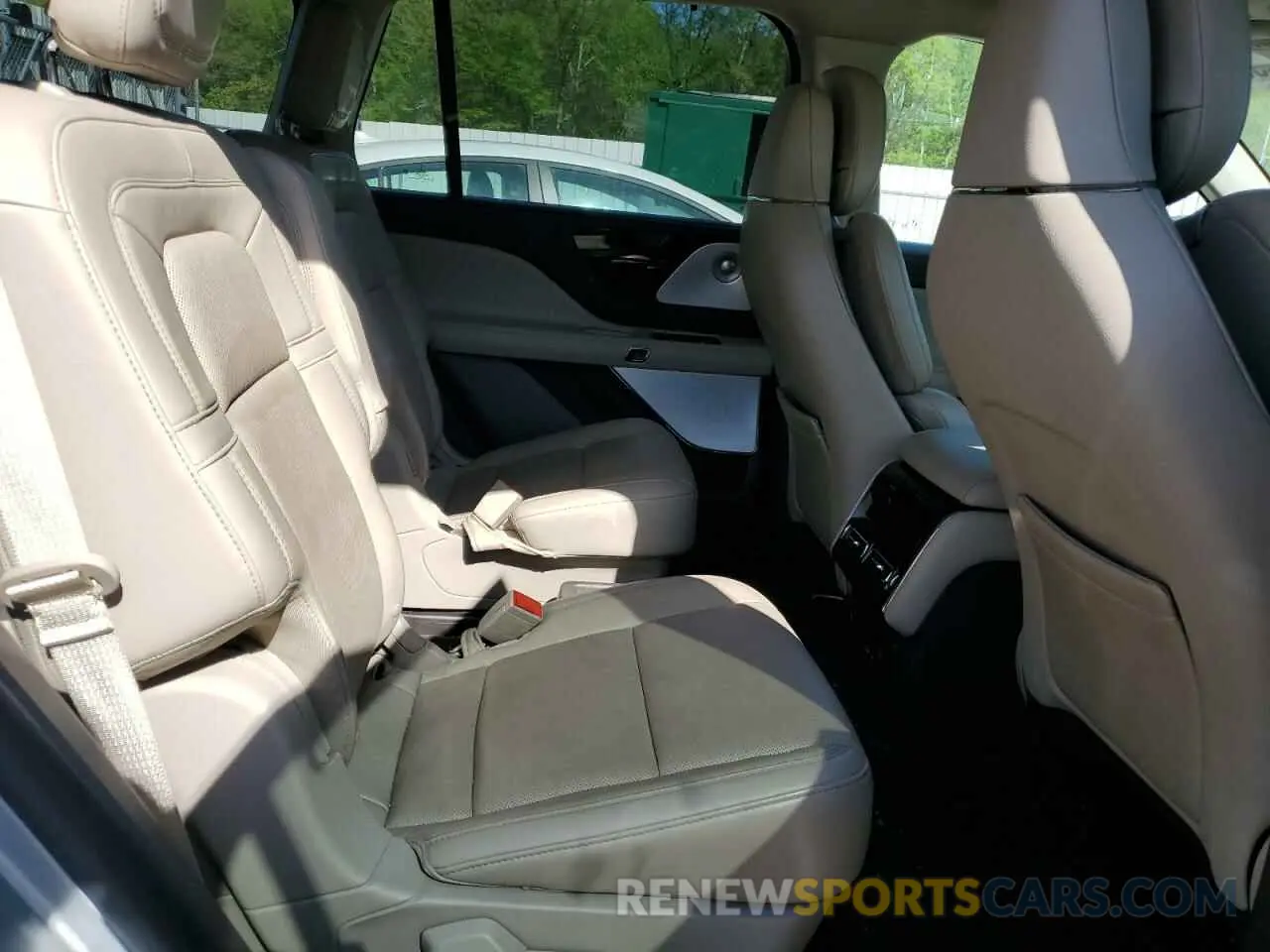10 Photograph of a damaged car 5LM5J7WC6NGL11243 LINCOLN AVIATOR 2022