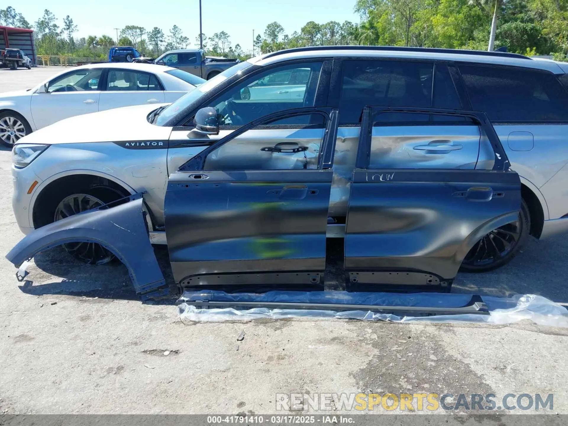 12 Photograph of a damaged car 5LM5J7WC8NGL12197 LINCOLN AVIATOR 2022
