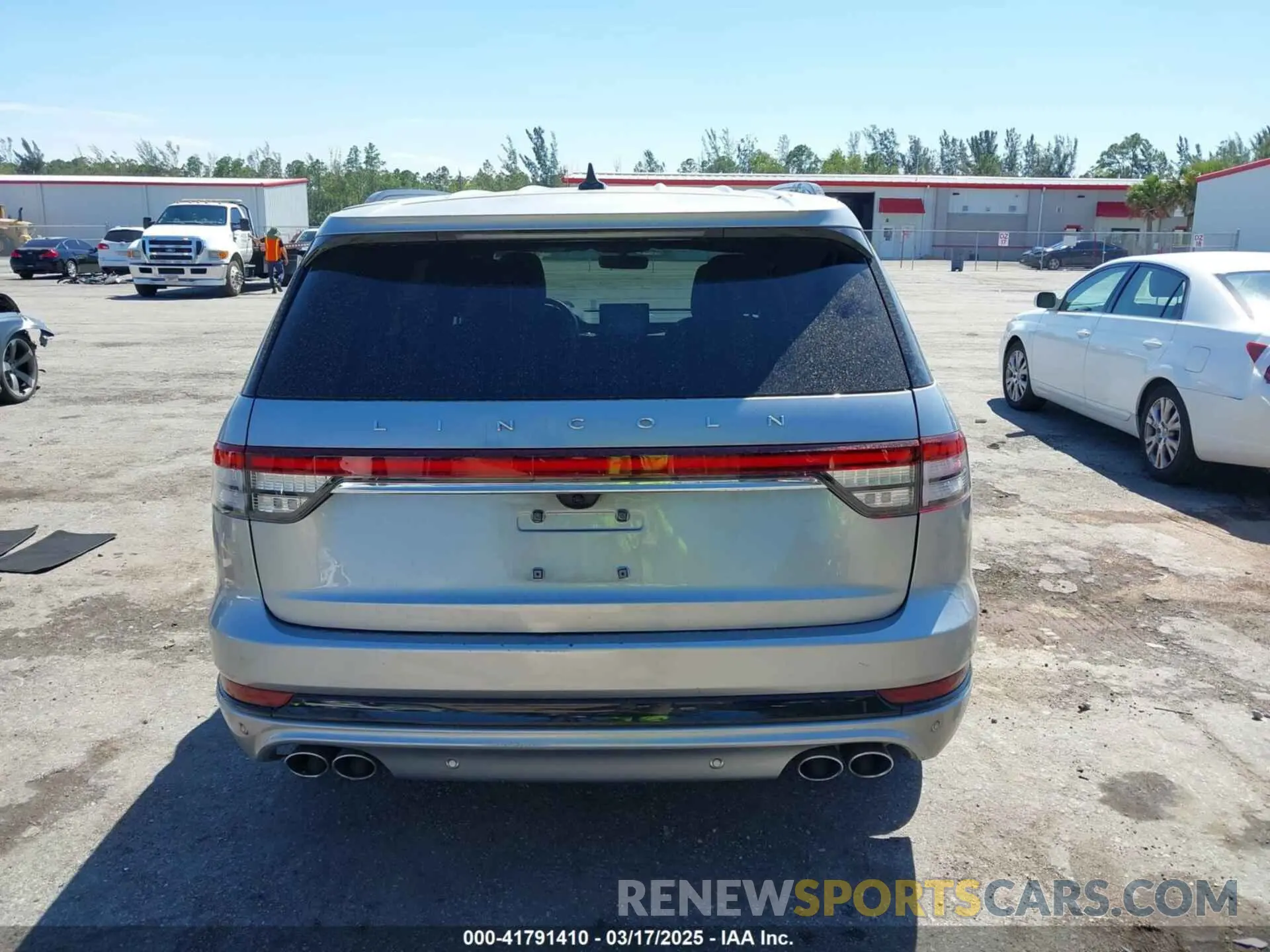 17 Photograph of a damaged car 5LM5J7WC8NGL12197 LINCOLN AVIATOR 2022
