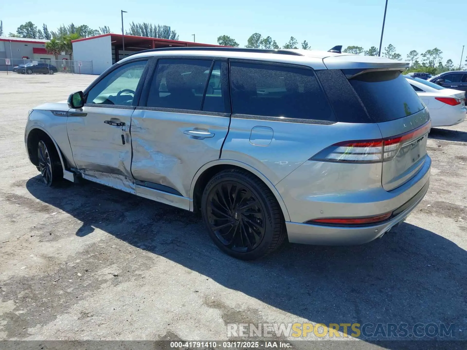 3 Photograph of a damaged car 5LM5J7WC8NGL12197 LINCOLN AVIATOR 2022