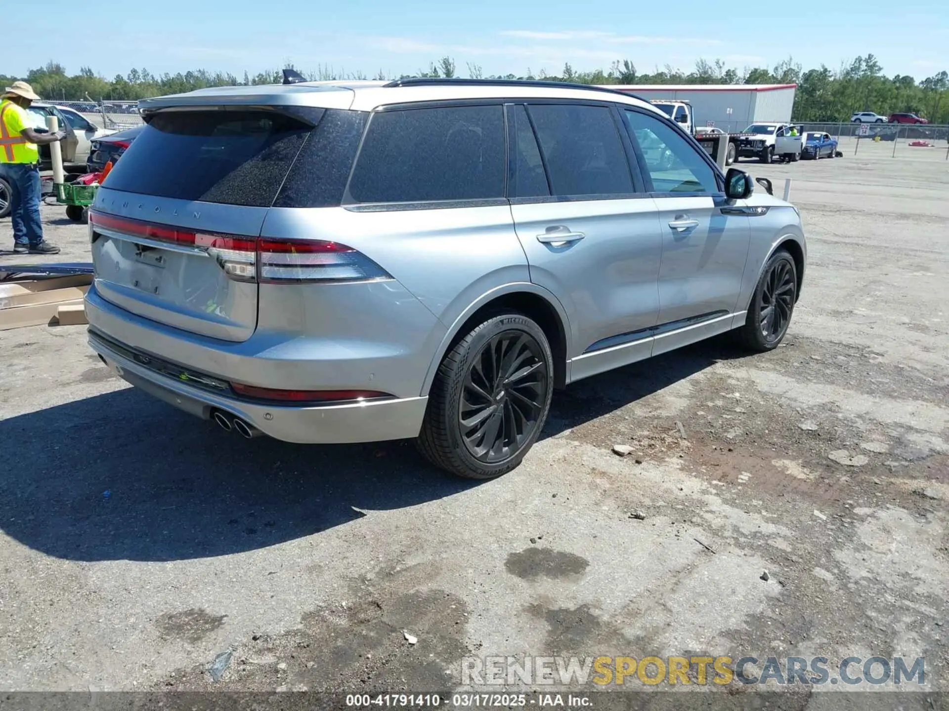 4 Photograph of a damaged car 5LM5J7WC8NGL12197 LINCOLN AVIATOR 2022