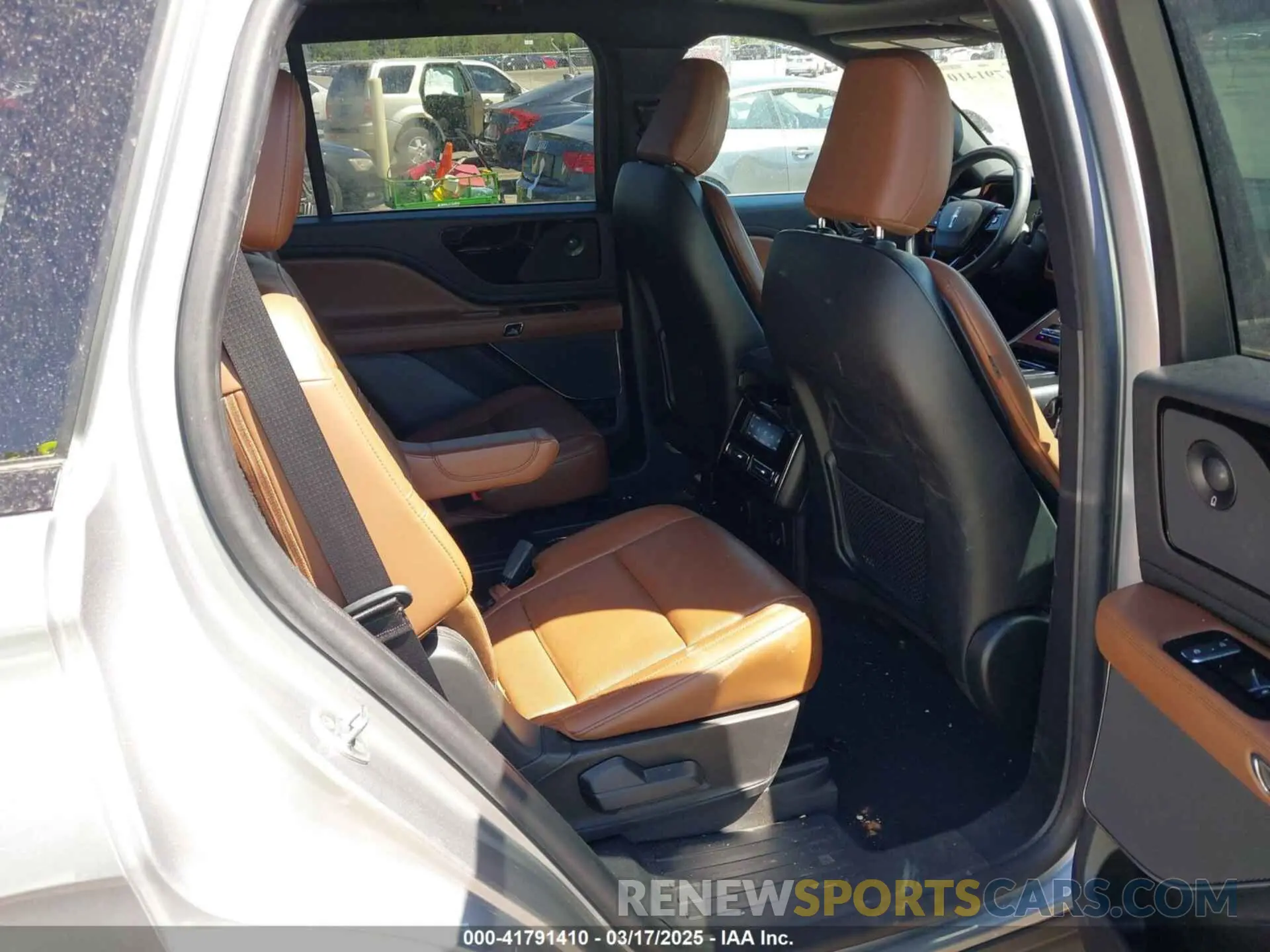 8 Photograph of a damaged car 5LM5J7WC8NGL12197 LINCOLN AVIATOR 2022