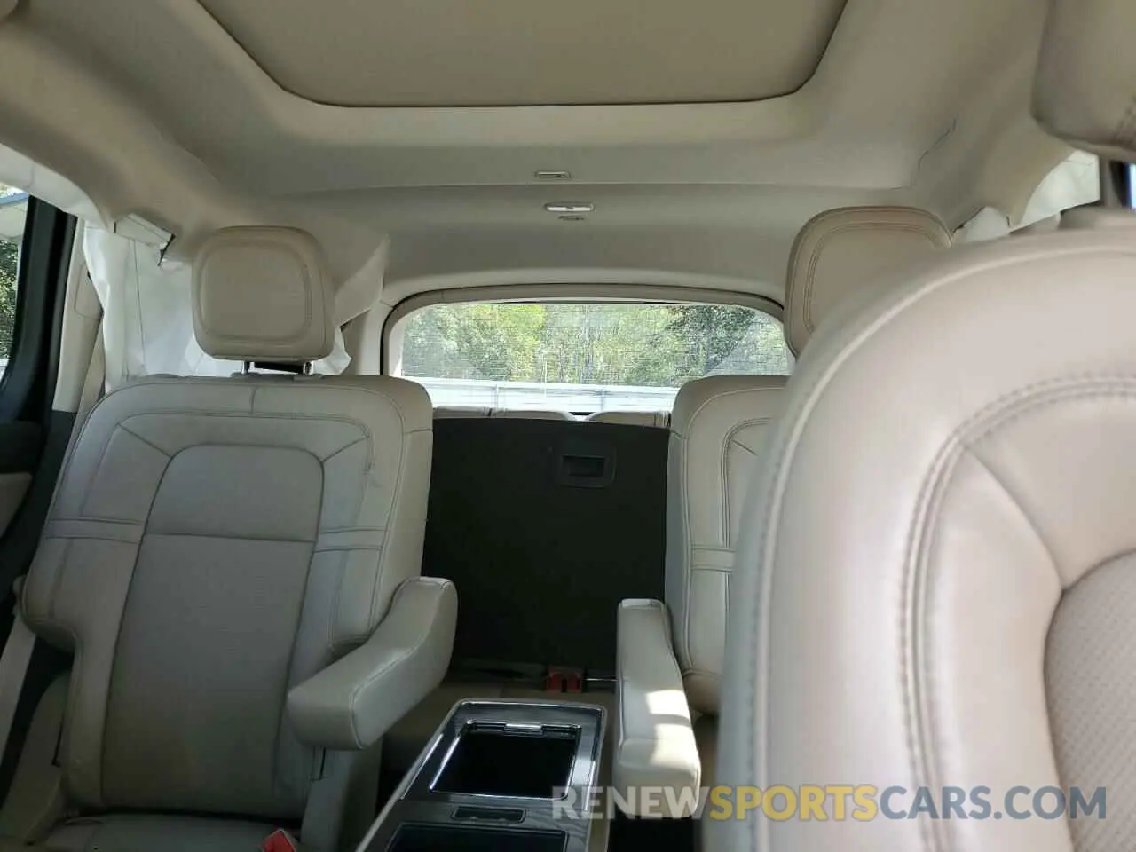10 Photograph of a damaged car 5LM5J7WC8NGL20851 LINCOLN AVIATOR 2022