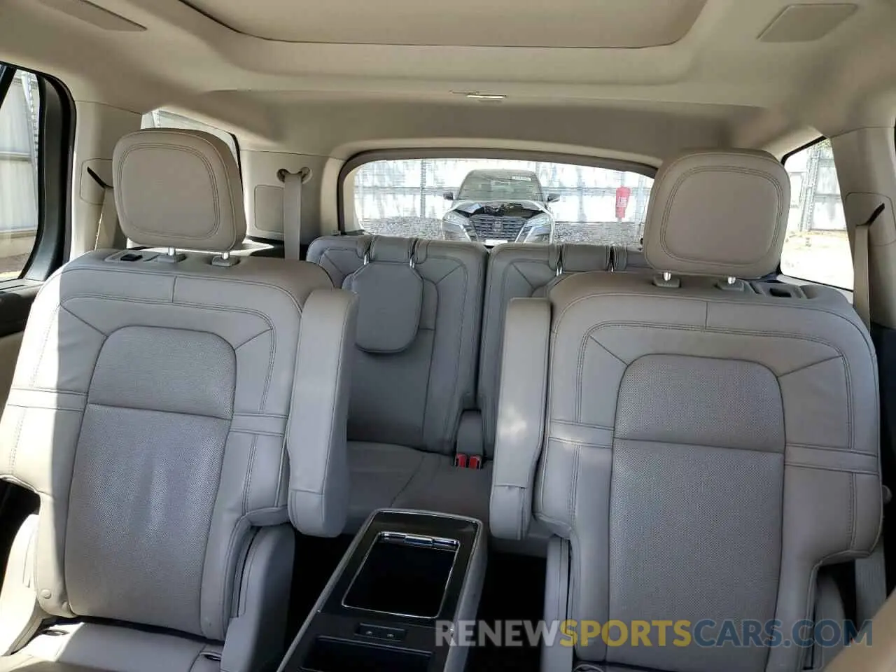 10 Photograph of a damaged car 5LM5J7XC0NGL16100 LINCOLN AVIATOR 2022
