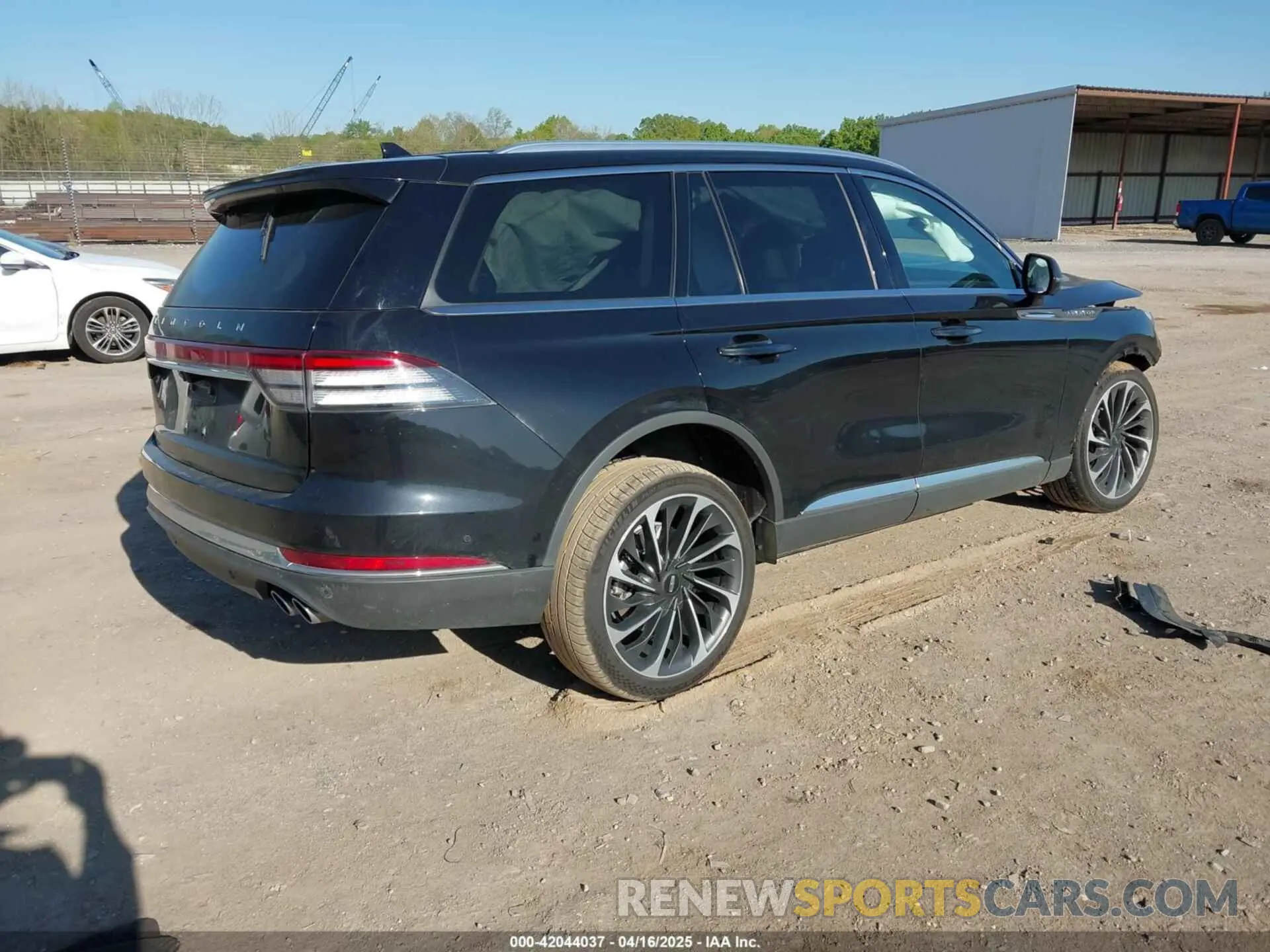 4 Photograph of a damaged car 5LM5J7XC1NGL08524 LINCOLN AVIATOR 2022