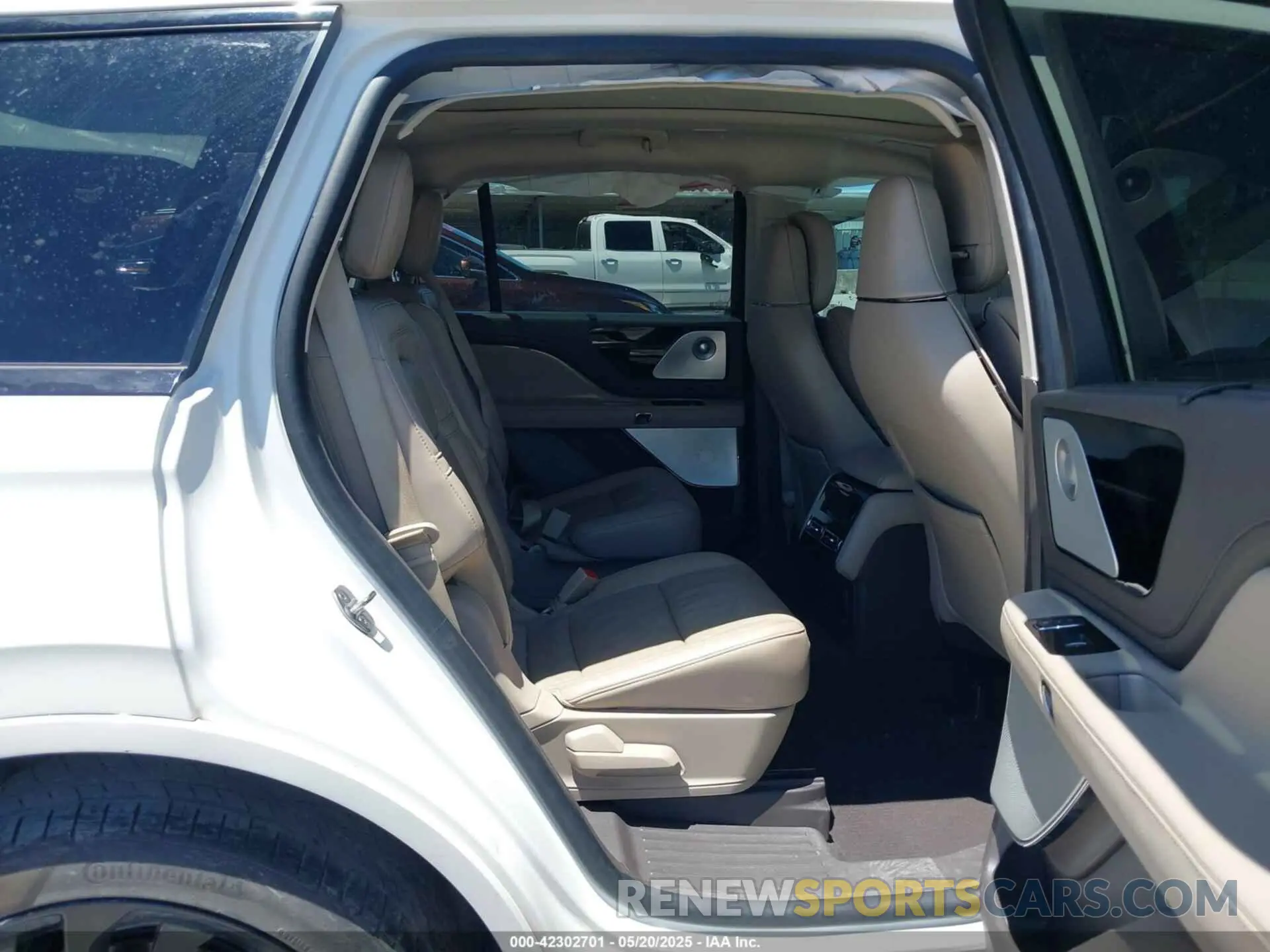 8 Photograph of a damaged car 5LM5J7XC1NGL12458 LINCOLN AVIATOR 2022