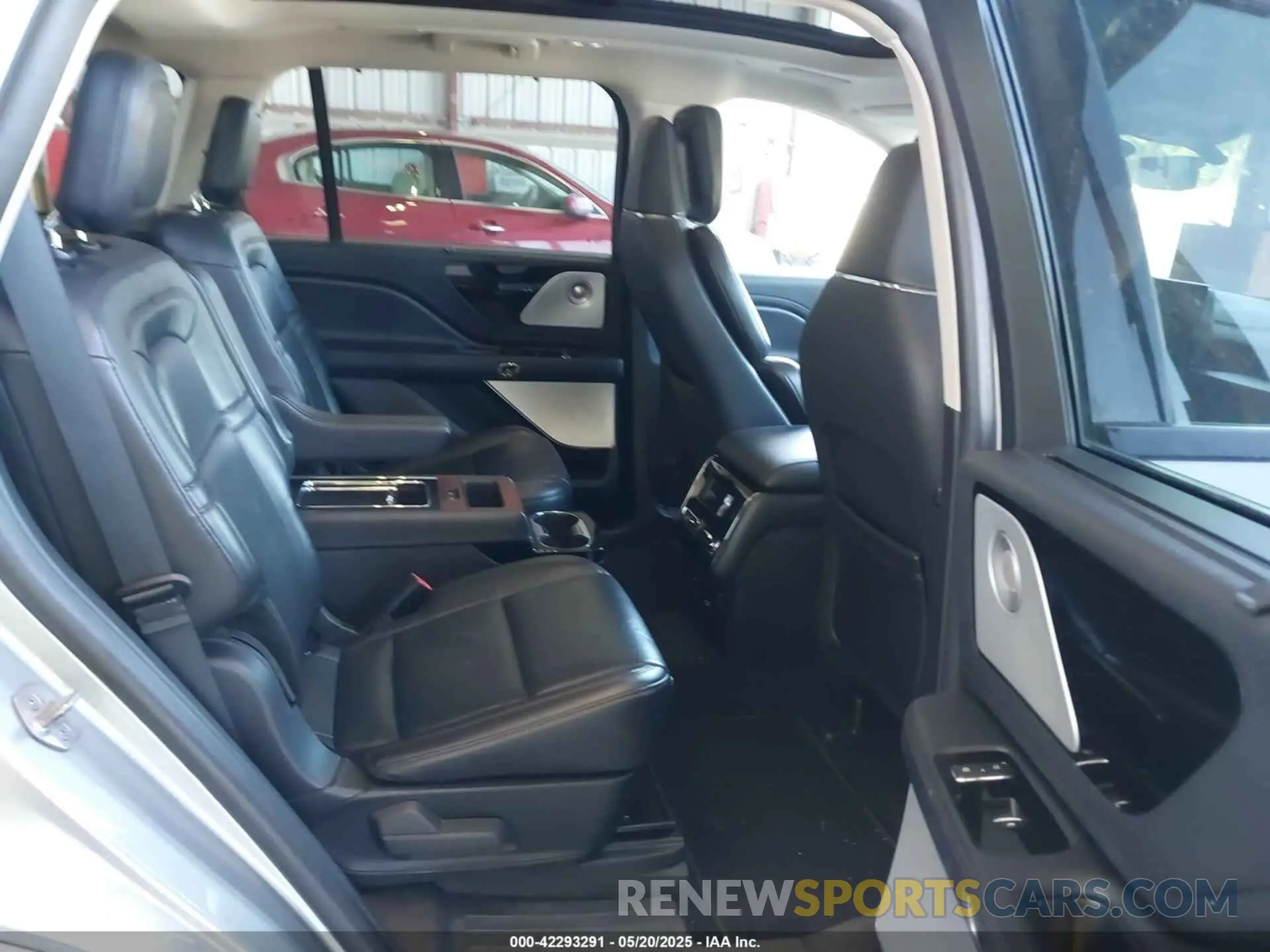 8 Photograph of a damaged car 5LM5J7XC2NGL22058 LINCOLN AVIATOR 2022