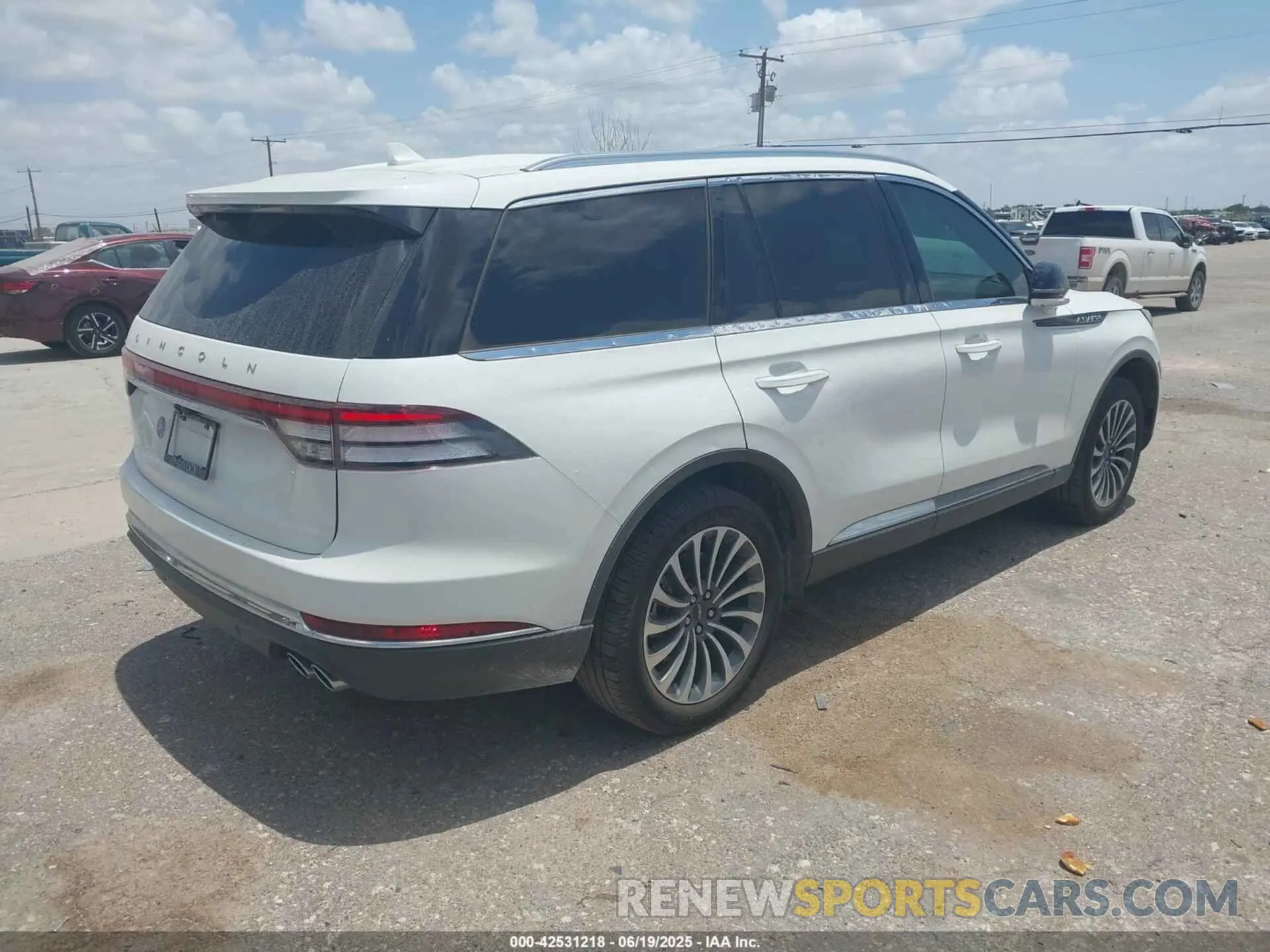 4 Photograph of a damaged car 5LM5J7XC3NGL08248 LINCOLN AVIATOR 2022