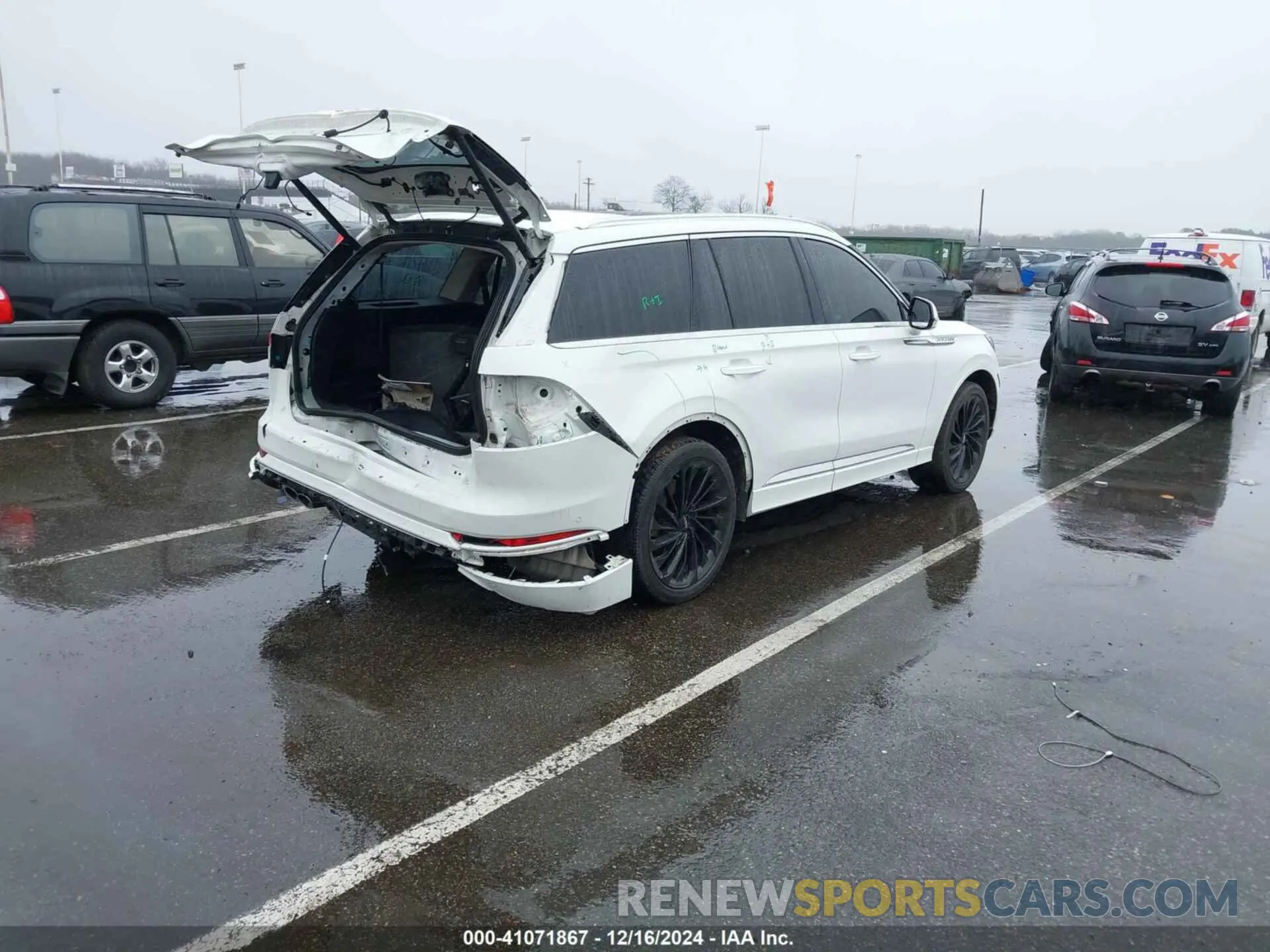 4 Photograph of a damaged car 5LM5J7XC4NGL07223 LINCOLN AVIATOR 2022