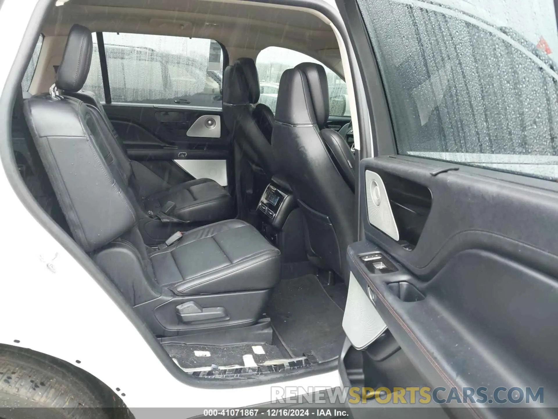 8 Photograph of a damaged car 5LM5J7XC4NGL07223 LINCOLN AVIATOR 2022