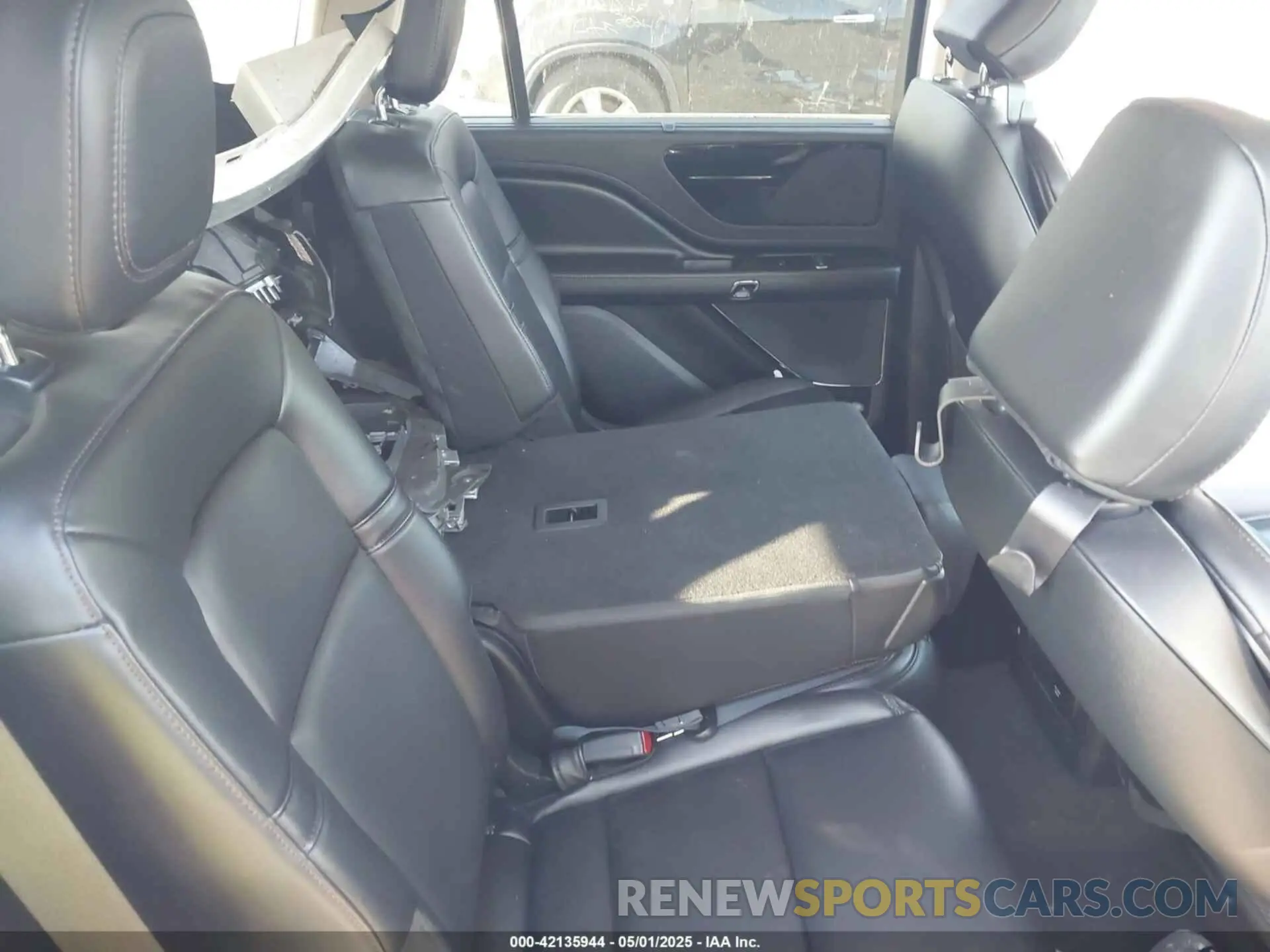 8 Photograph of a damaged car 5LM5J0XC2PGL21292 LINCOLN AVIATOR 2023