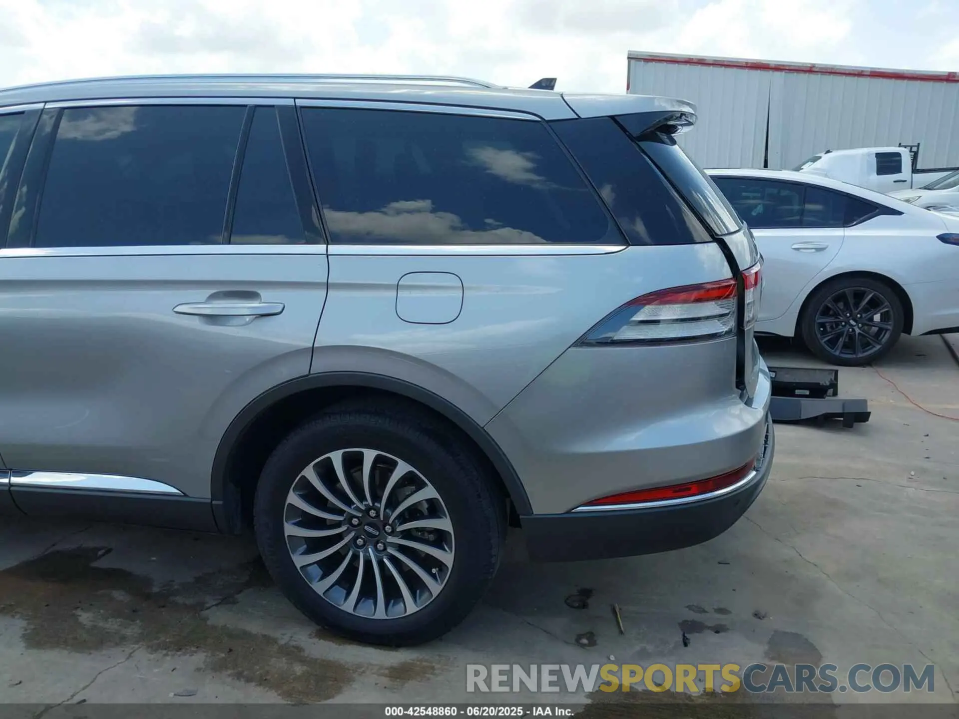 19 Photograph of a damaged car 5LM5J6WC6PGL22949 LINCOLN AVIATOR 2023