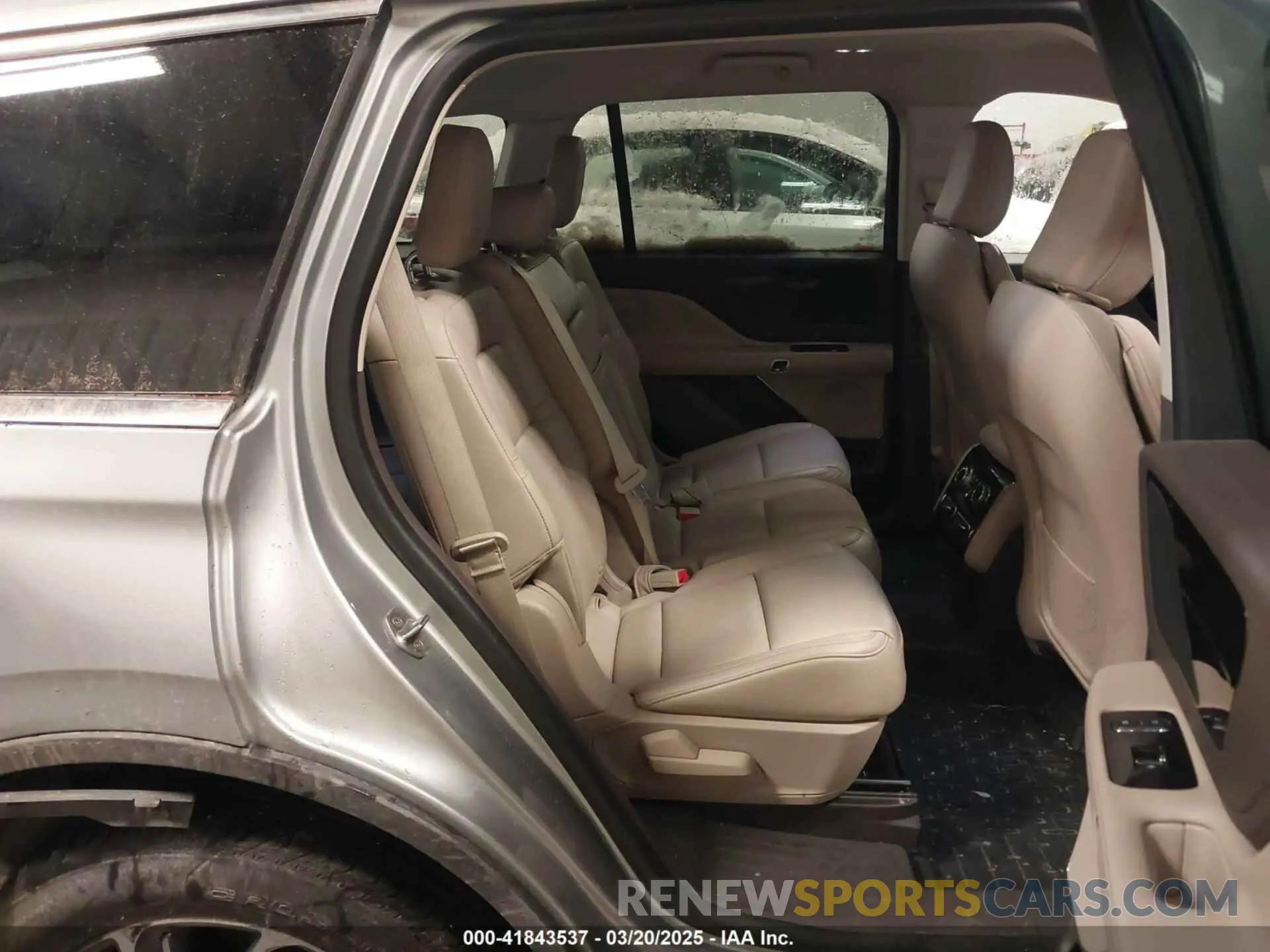 8 Photograph of a damaged car 5LM5J6XC2PGL18606 LINCOLN AVIATOR 2023