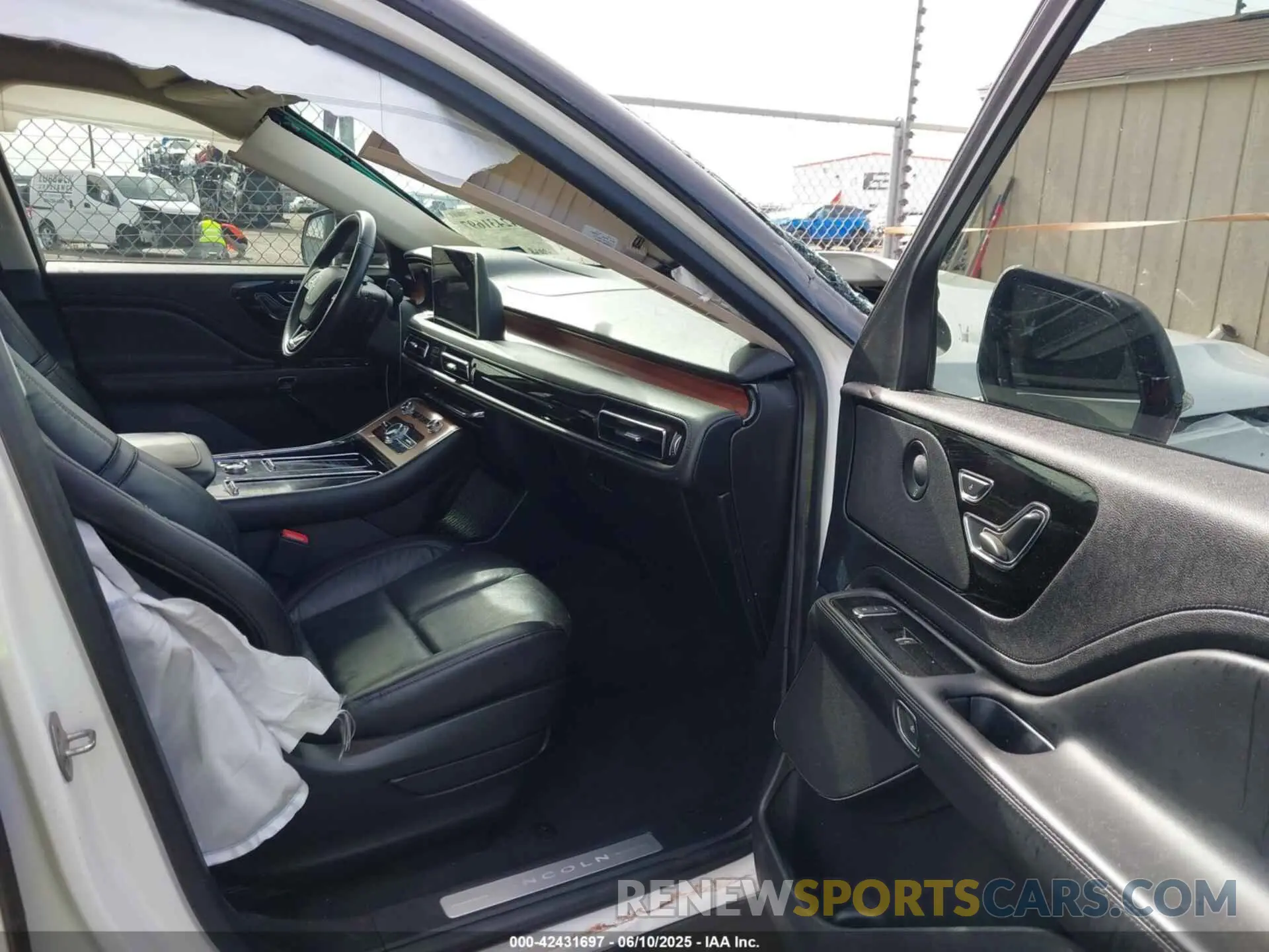 5 Photograph of a damaged car 5LM5J7WC1PGL06759 LINCOLN AVIATOR 2023