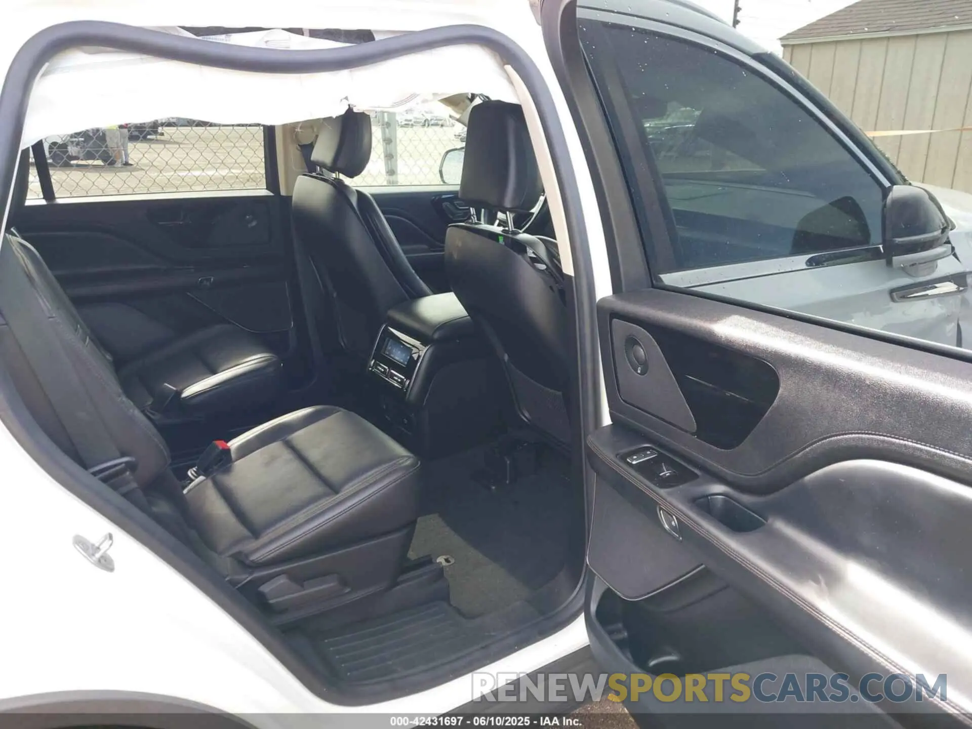 8 Photograph of a damaged car 5LM5J7WC1PGL06759 LINCOLN AVIATOR 2023