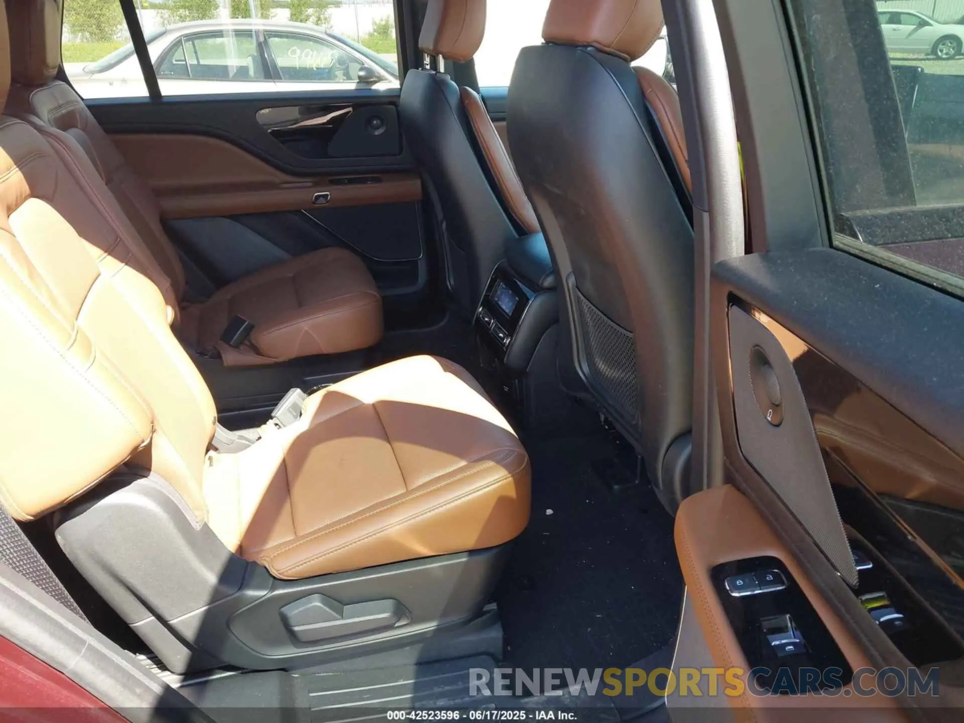 8 Photograph of a damaged car 5LM5J7XC7PGL13911 LINCOLN AVIATOR 2023