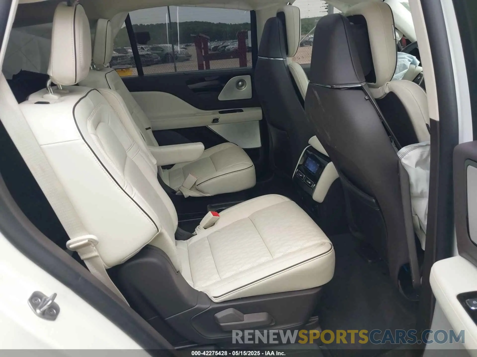 8 Photograph of a damaged car 5LM5J9XC9PGL16949 LINCOLN AVIATOR 2023