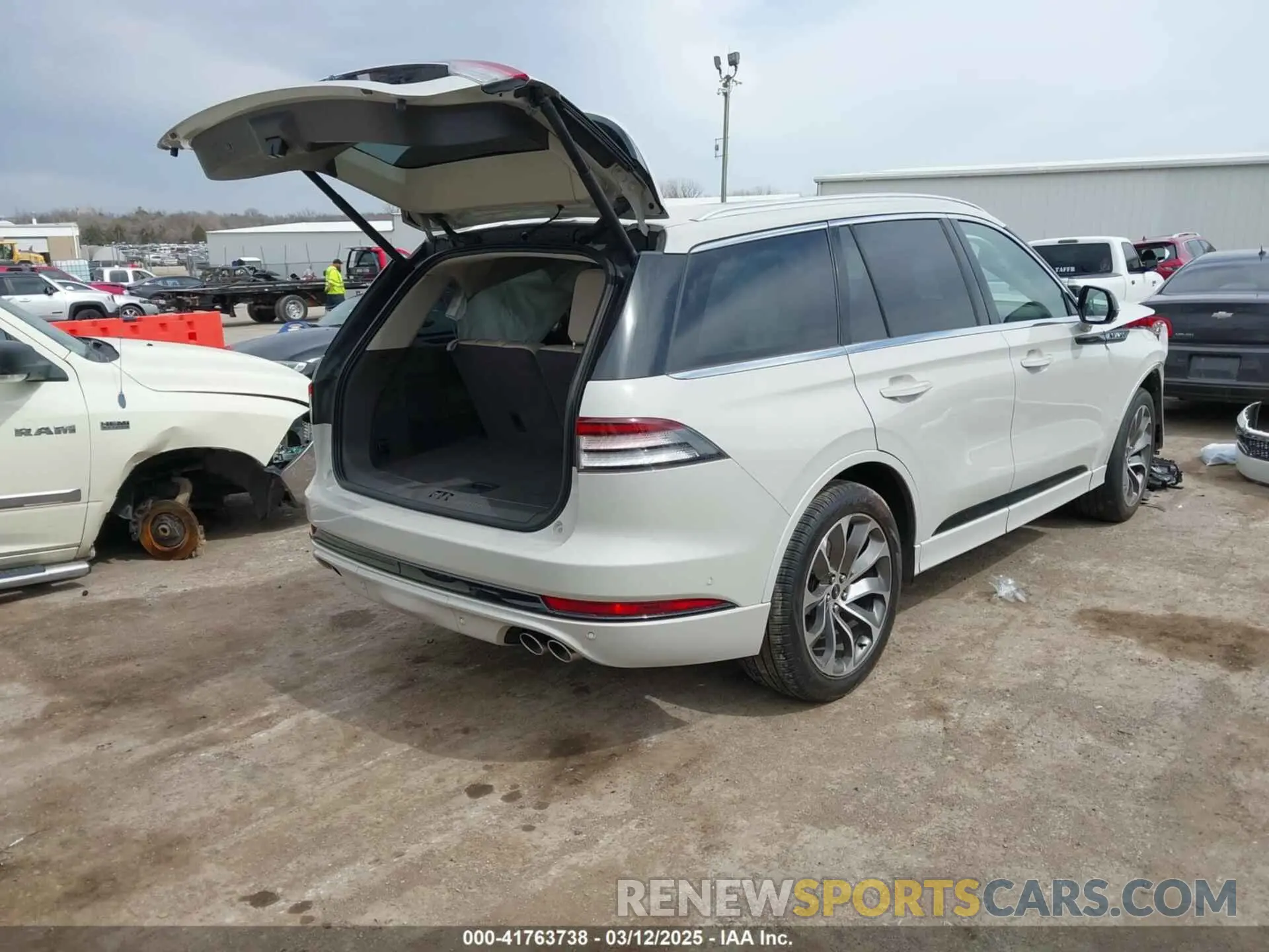 4 Photograph of a damaged car 5LMYJ8XY0PNL01898 LINCOLN AVIATOR 2023