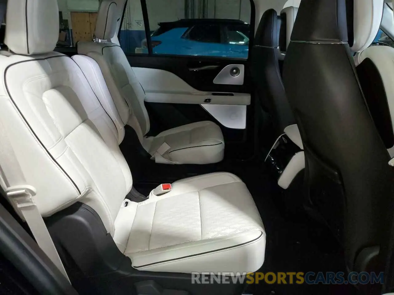 11 Photograph of a damaged car 5LM5J9XC4RGL04095 LINCOLN AVIATOR 2024
