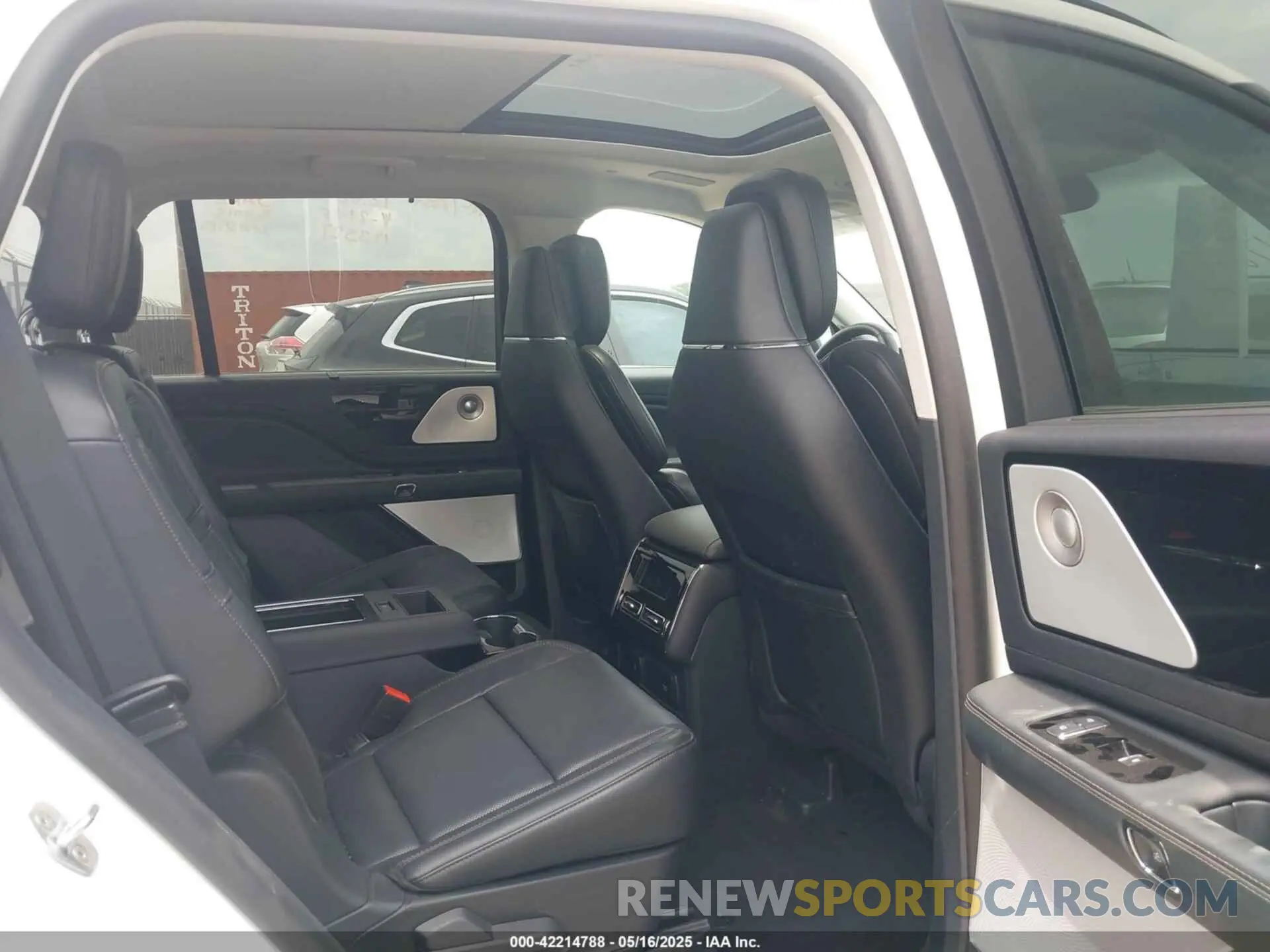 8 Photograph of a damaged car 5LM5J7XC2SGL13422 LINCOLN AVIATOR 2025