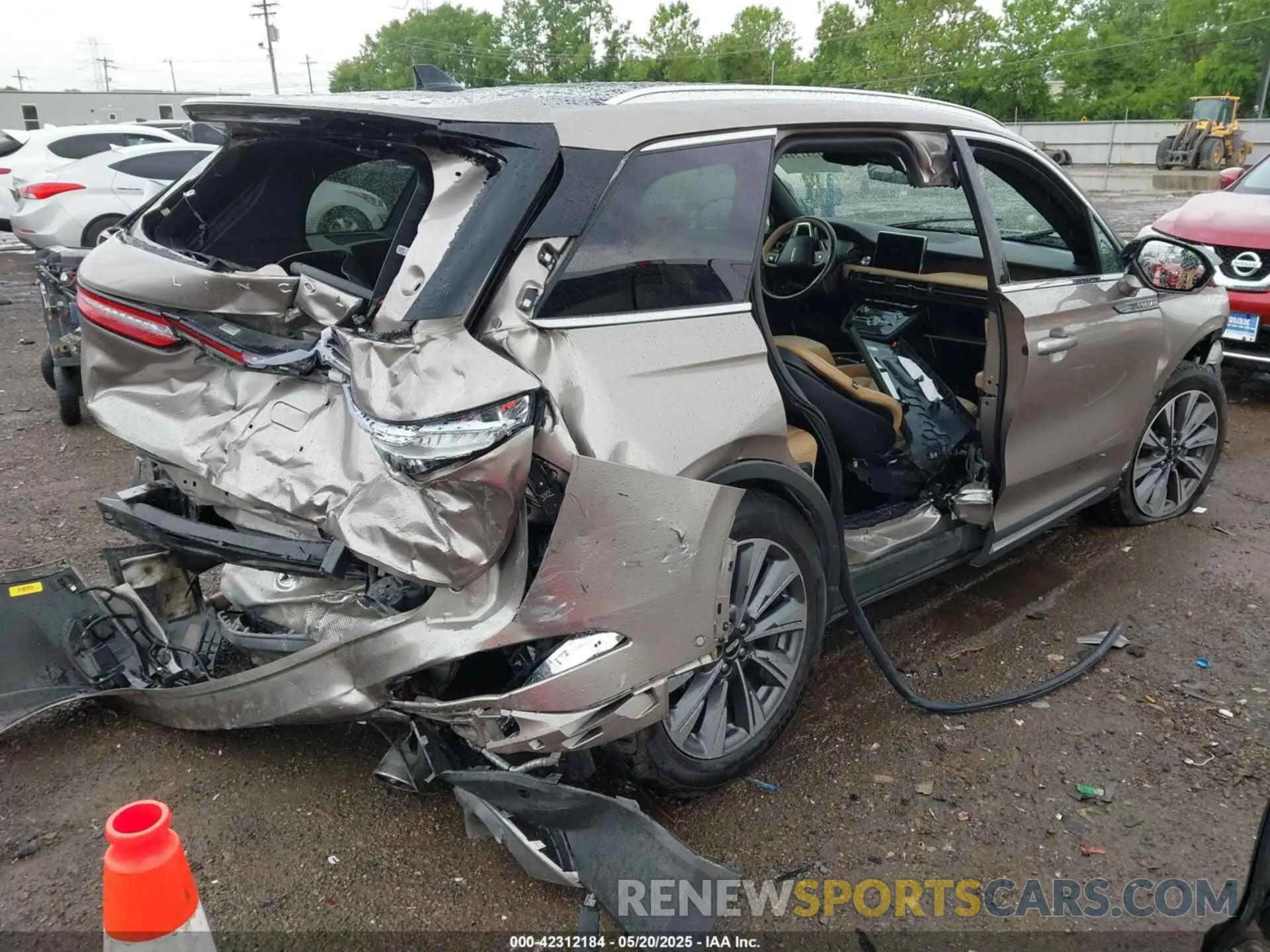 4 Photograph of a damaged car 5LMCJ2C96LUL10949 LINCOLN CORSAIR 2020