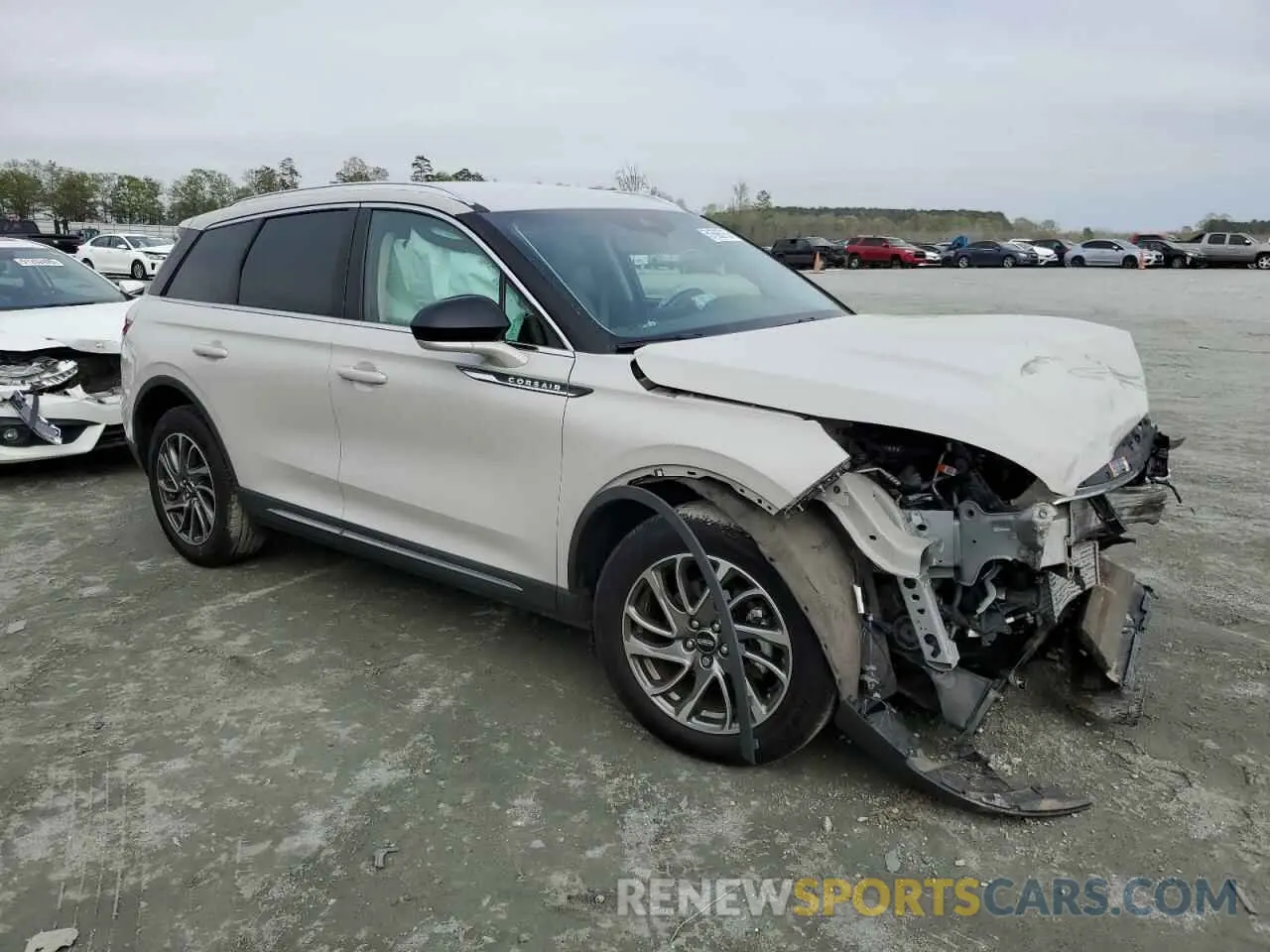 4 Photograph of a damaged car 5LMCJ1C99MUL00847 LINCOLN CORSAIR 2021