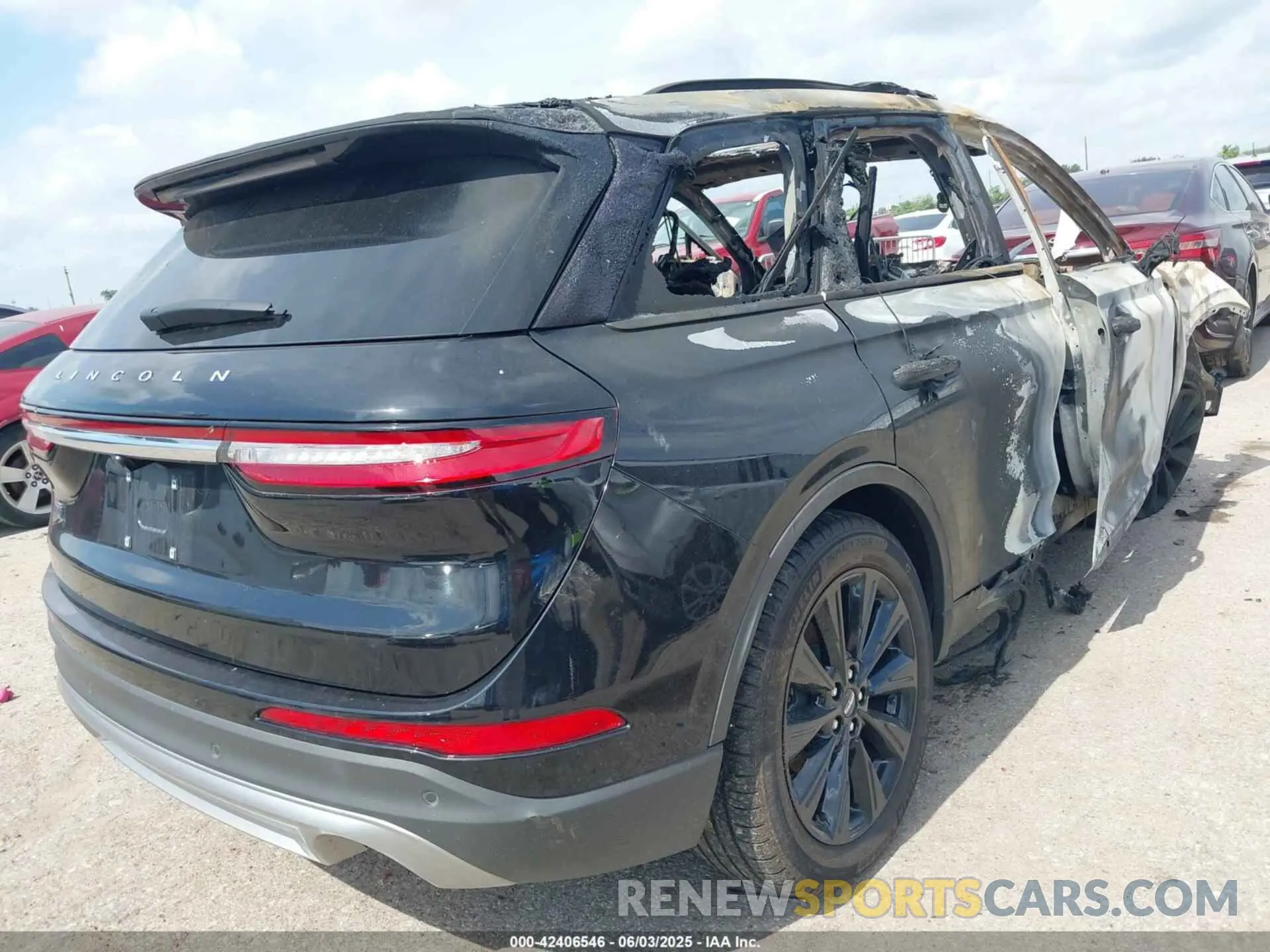 4 Photograph of a damaged car 5LMCJ2C91NUL12918 LINCOLN CORSAIR 2022