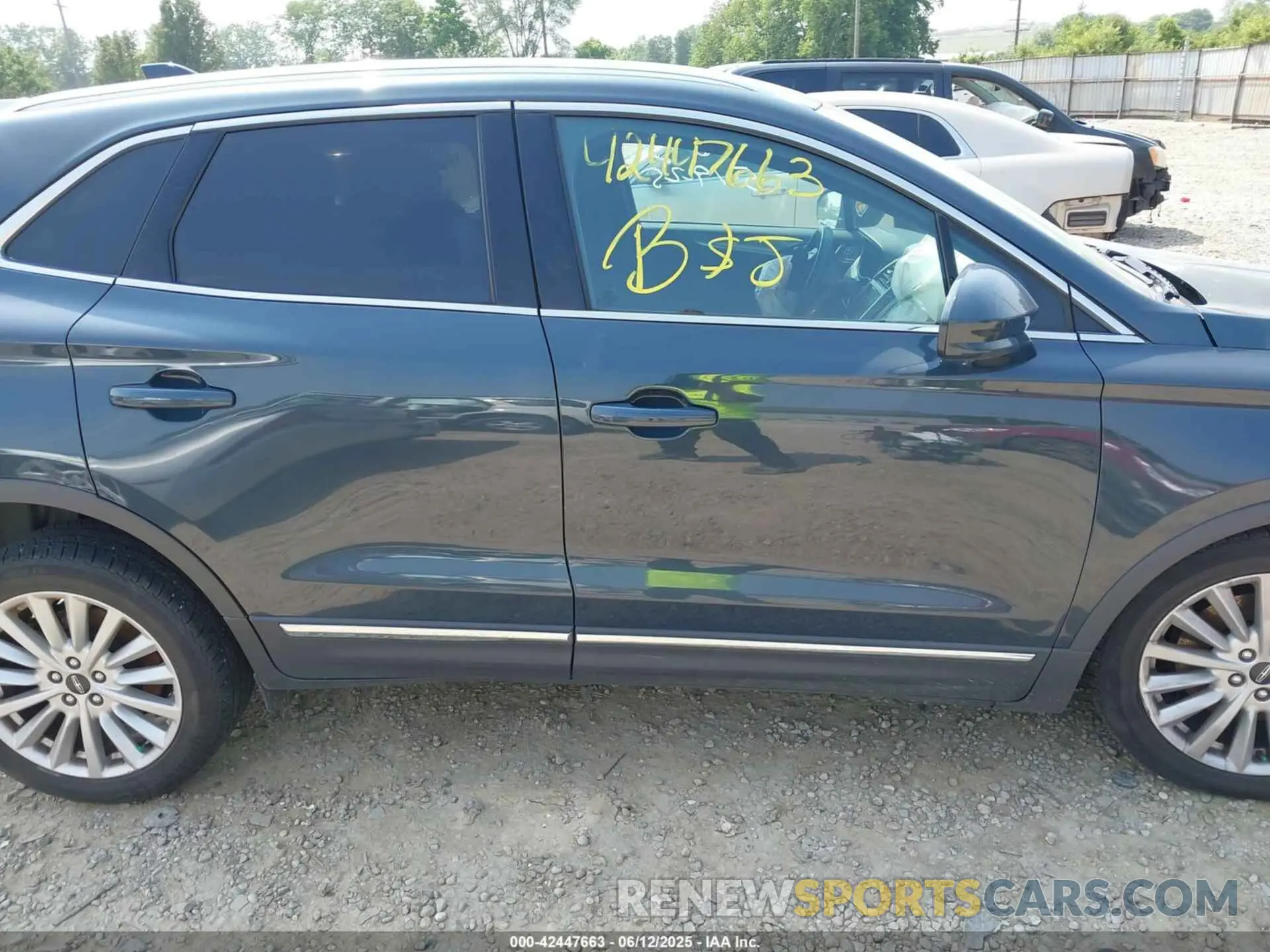 13 Photograph of a damaged car 5LMCJ1C90KUL17338 LINCOLN MKC 2019
