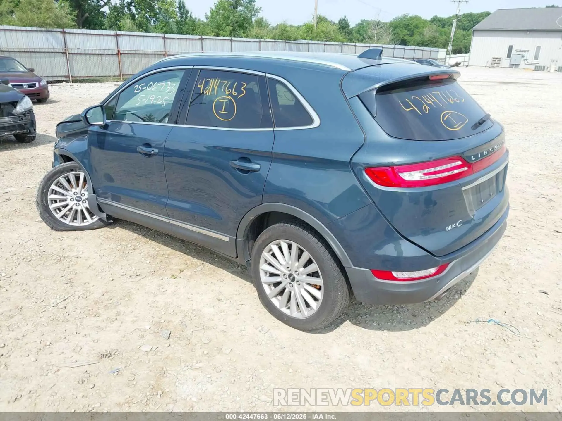 3 Photograph of a damaged car 5LMCJ1C90KUL17338 LINCOLN MKC 2019
