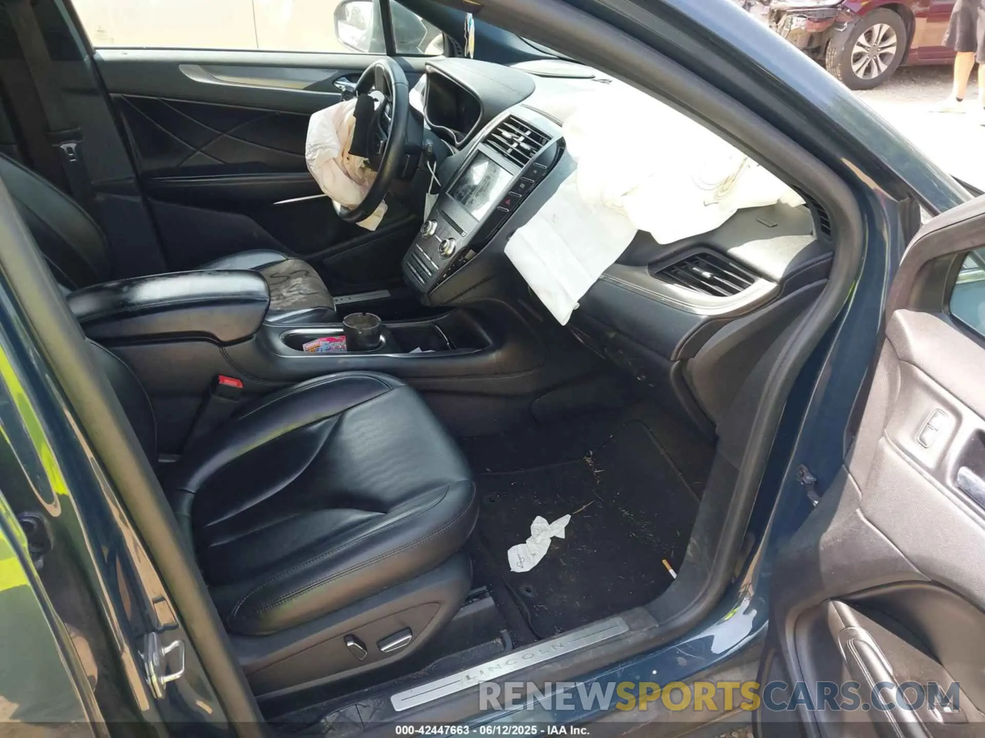 5 Photograph of a damaged car 5LMCJ1C90KUL17338 LINCOLN MKC 2019