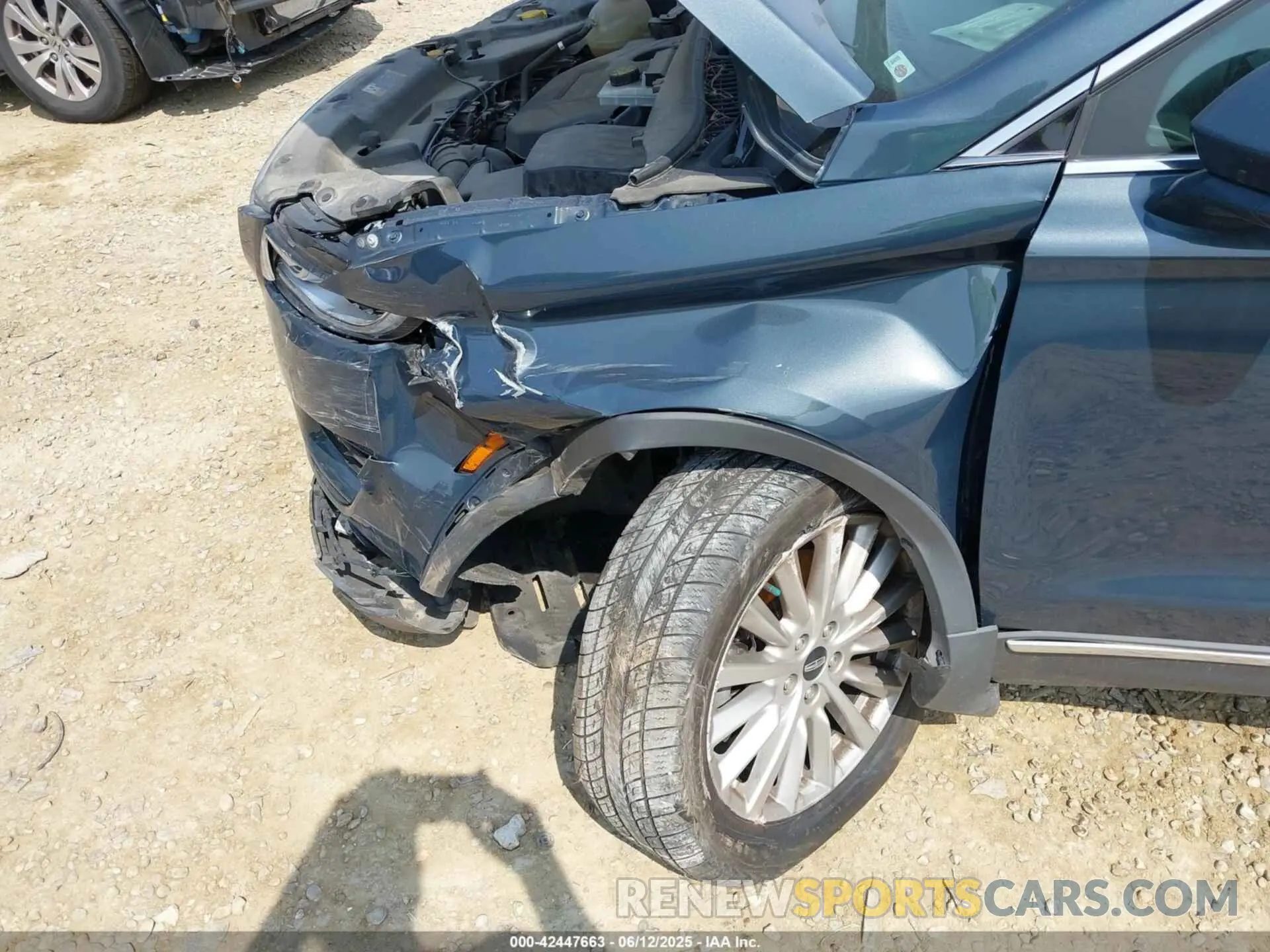 6 Photograph of a damaged car 5LMCJ1C90KUL17338 LINCOLN MKC 2019